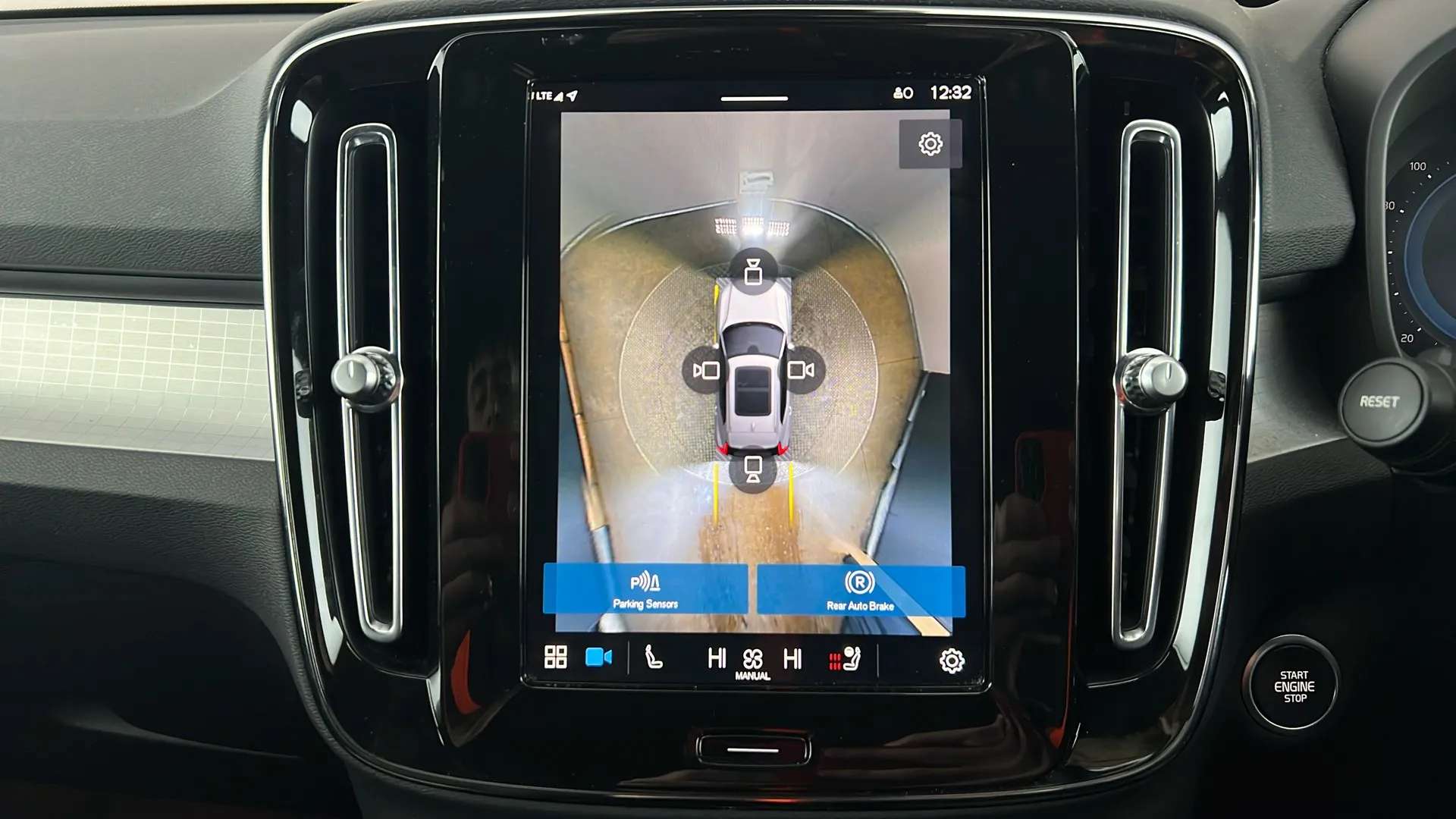 2023 VOLVO XC40 2023 VOLVO XC40