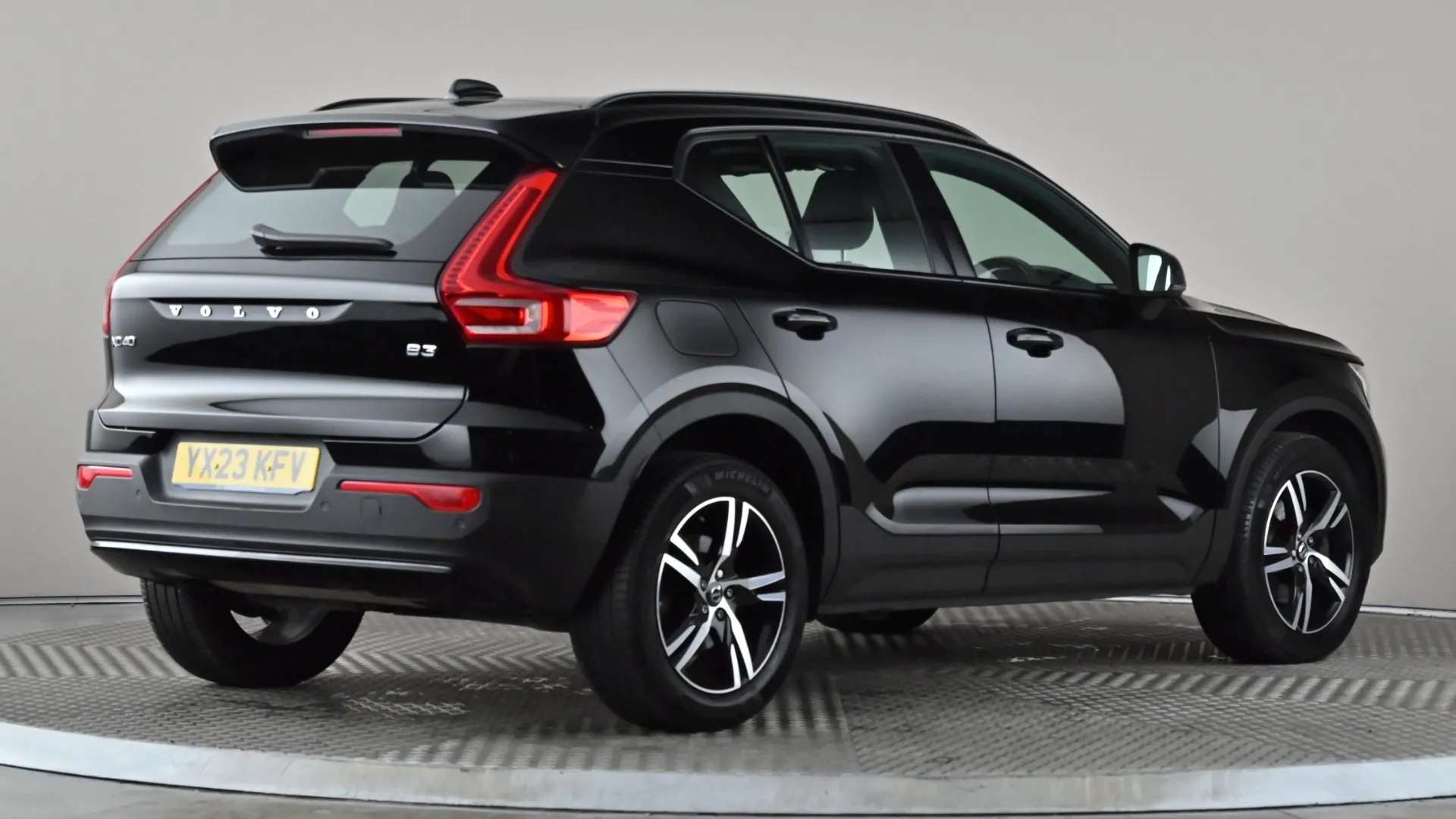 2023 VOLVO XC40 2023 VOLVO XC40