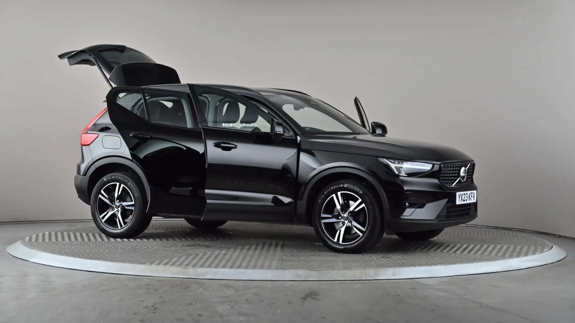2023 VOLVO XC40 2023 VOLVO XC40