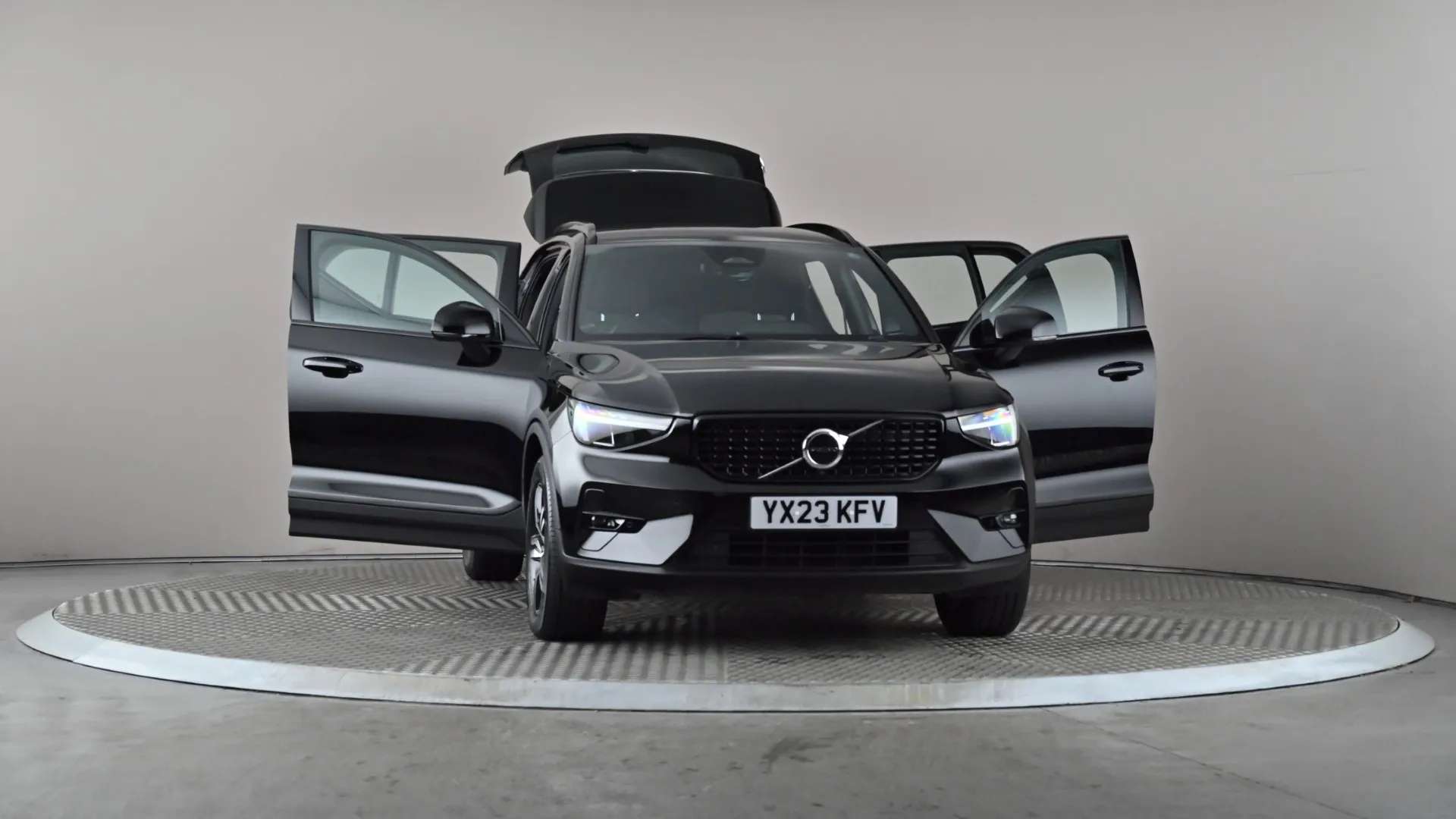 2023 VOLVO XC40 2023 VOLVO XC40