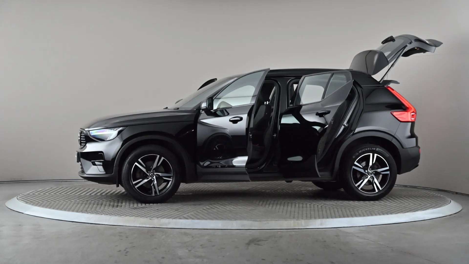2023 VOLVO XC40 2023 VOLVO XC40