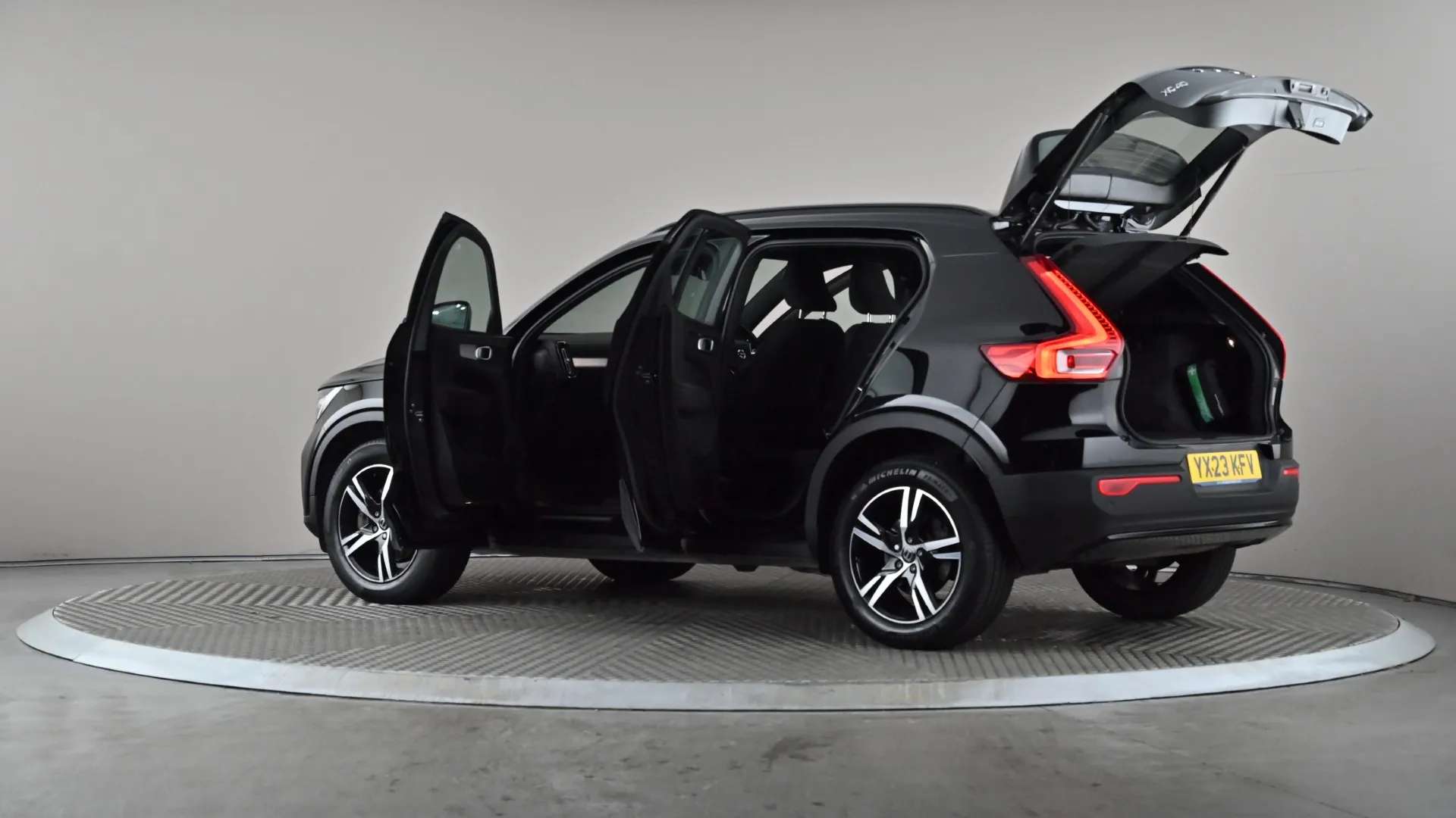 2023 VOLVO XC40 2023 VOLVO XC40