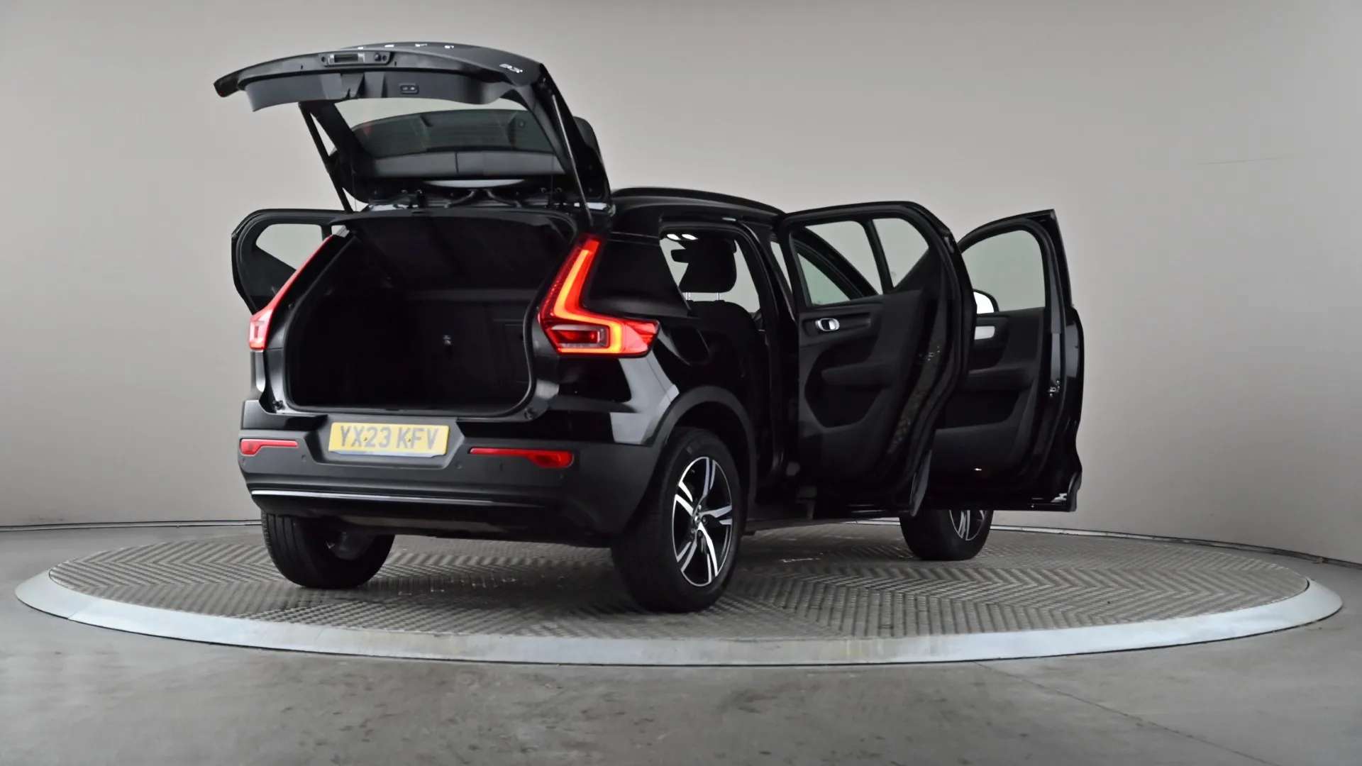 2023 VOLVO XC40 2023 VOLVO XC40