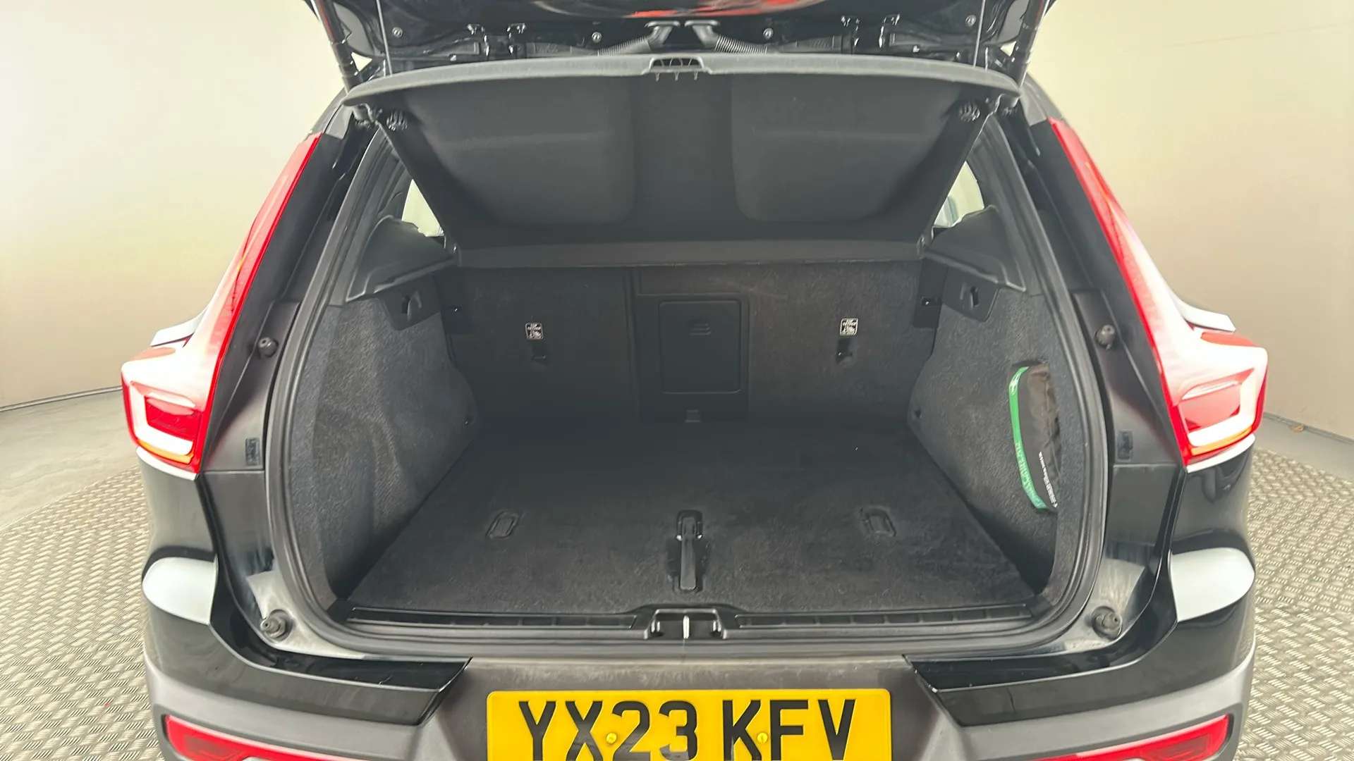 2023 VOLVO XC40 2023 VOLVO XC40