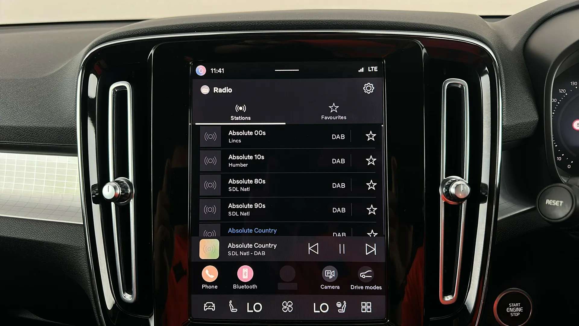 2023 VOLVO XC40 2023 VOLVO XC40