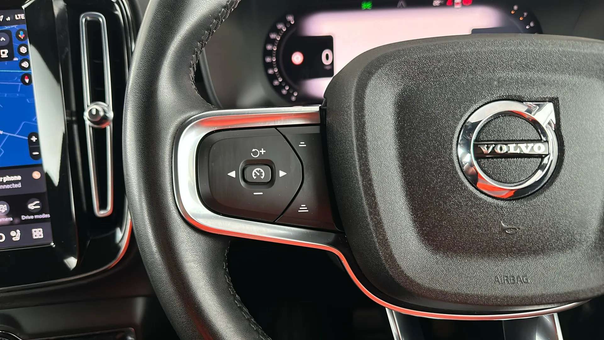 2023 VOLVO XC40 2023 VOLVO XC40