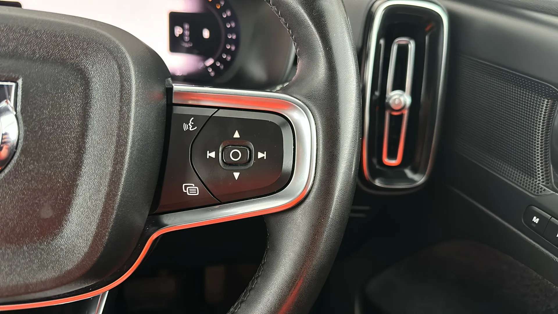 2023 VOLVO XC40 2023 VOLVO XC40
