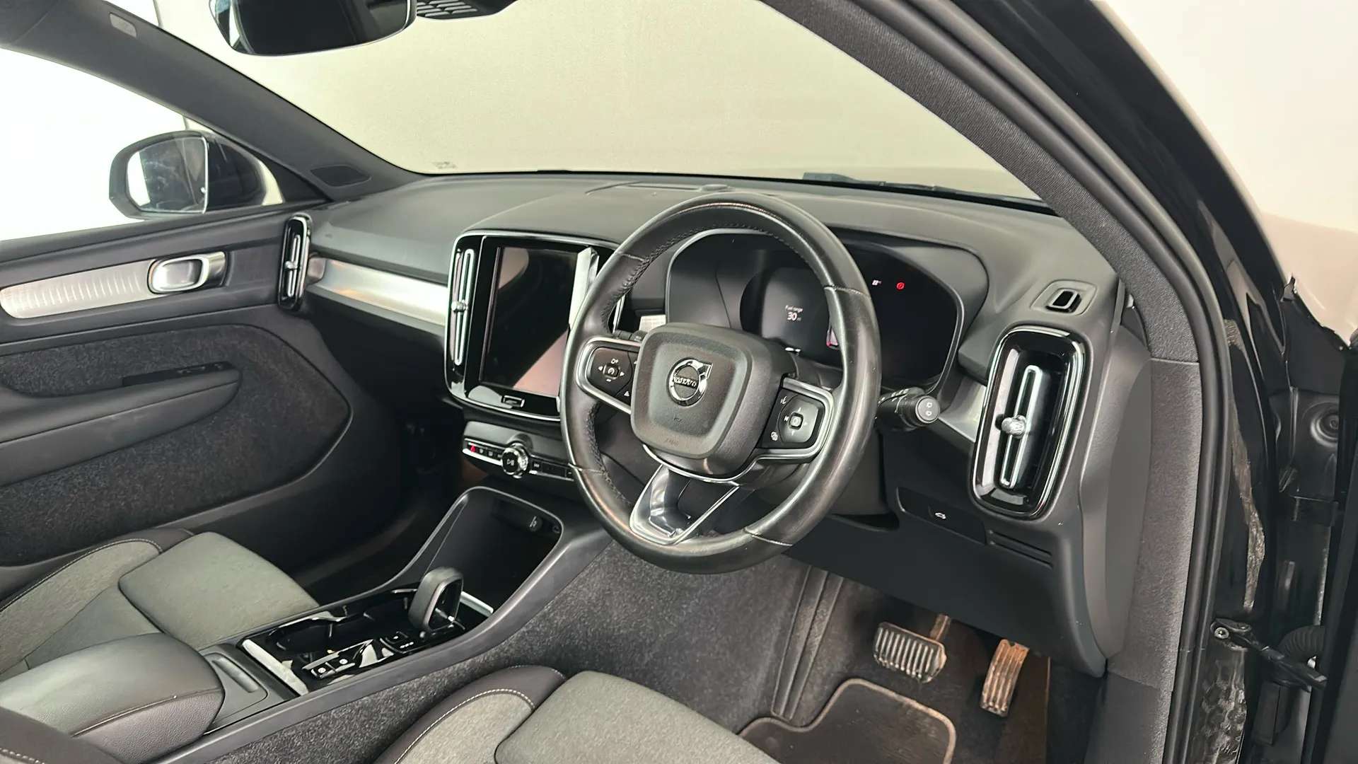 2023 VOLVO XC40 2023 VOLVO XC40