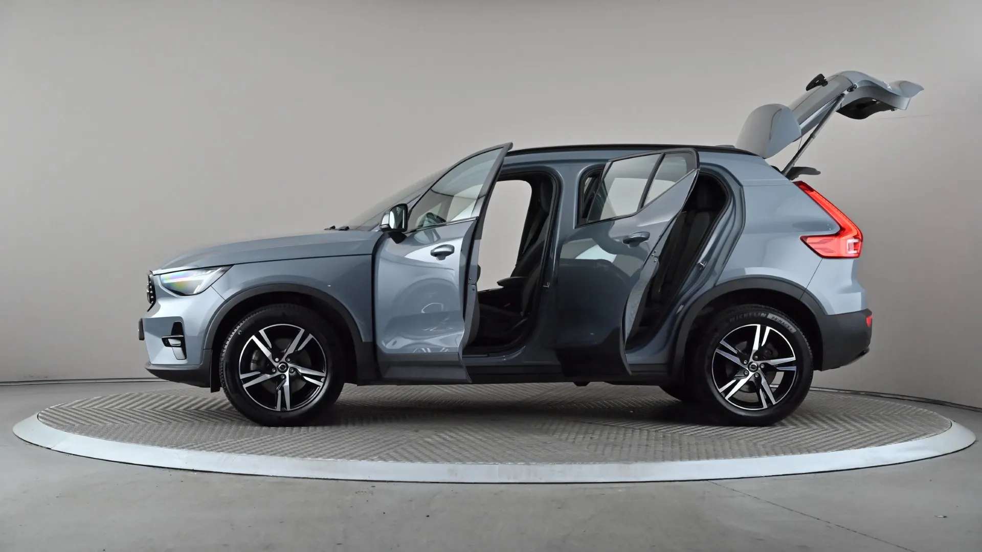 2022 VOLVO XC40 2022 VOLVO XC40