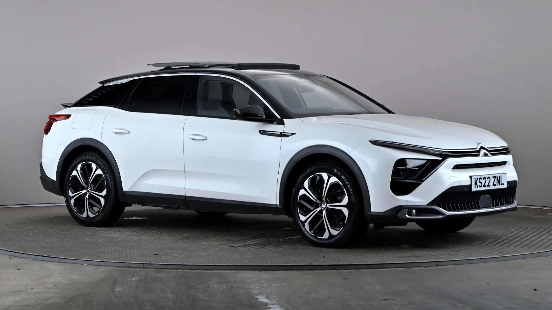 A 2022 CITROEN C5 X 1.6 Plug-in Hybrid 225 Shine Plus e-EAT8 A 2022 CITROEN C5 X 1.6 Plug-in Hybrid 225 Shine Plus e-EAT8