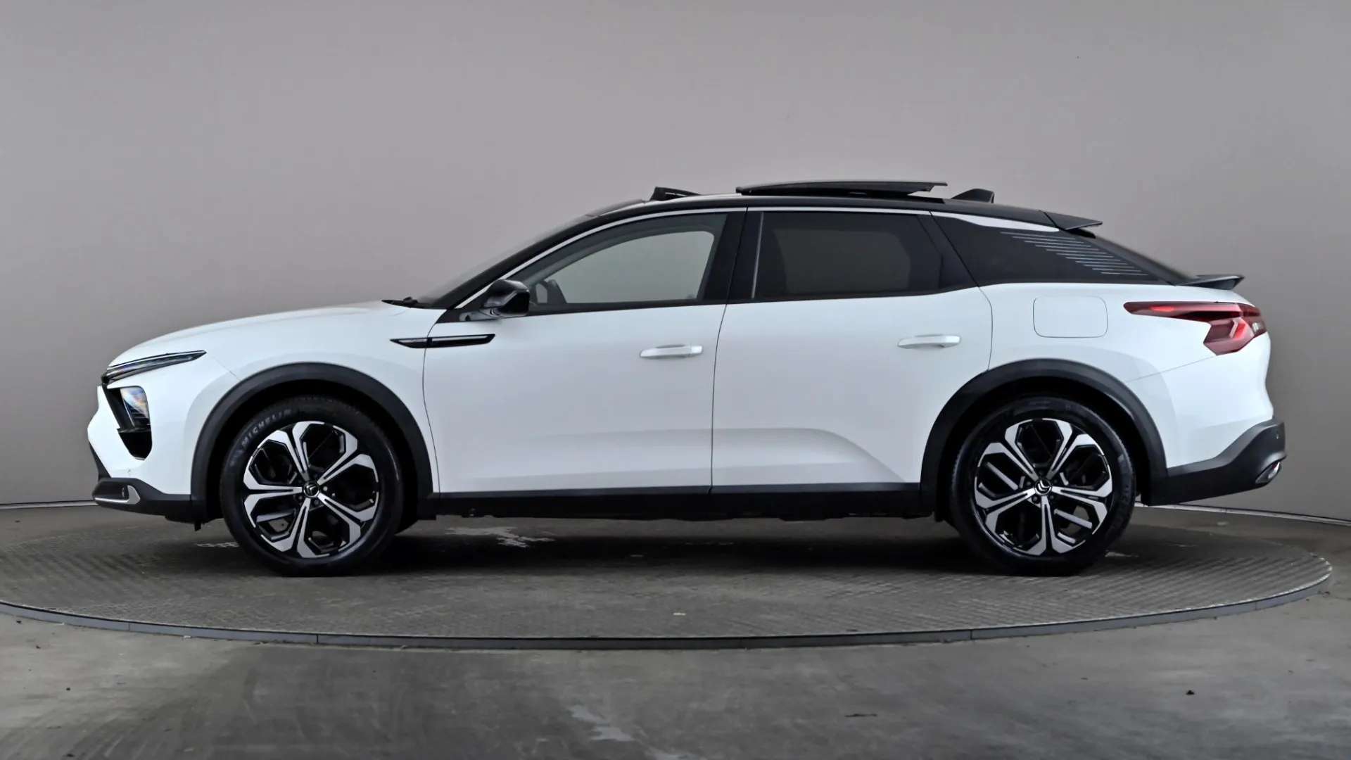 A 2022 CITROEN C5 X 1.6 Plug-in Hybrid 225 Shine Plus e-EAT8 A 2022 CITROEN C5 X 1.6 Plug-in Hybrid 225 Shine Plus e-EAT8