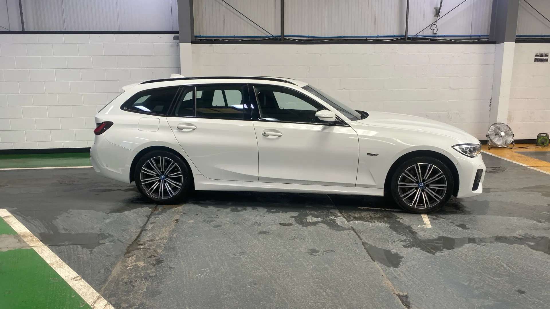 A 2021 BMW 3 SERIES TOURING 330e M Sport Step Auto A 2021 BMW 3 SERIES TOURING 330e M Sport Step Auto