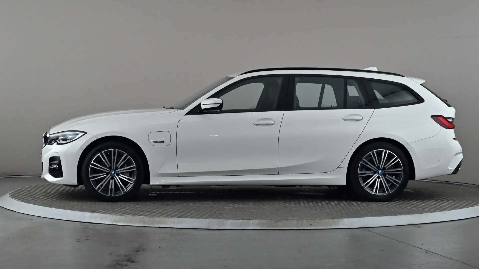 A 2021 BMW 3 SERIES TOURING 330e M Sport Step Auto A 2021 BMW 3 SERIES TOURING 330e M Sport Step Auto