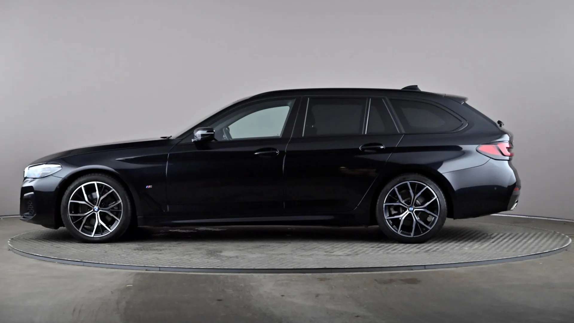 A 2021 BMW 5 SERIES TOURING 520d xDrive MHT M Sport Step Auto A 2021 BMW 5 SERIES TOURING 520d xDrive MHT M Sport Step Auto