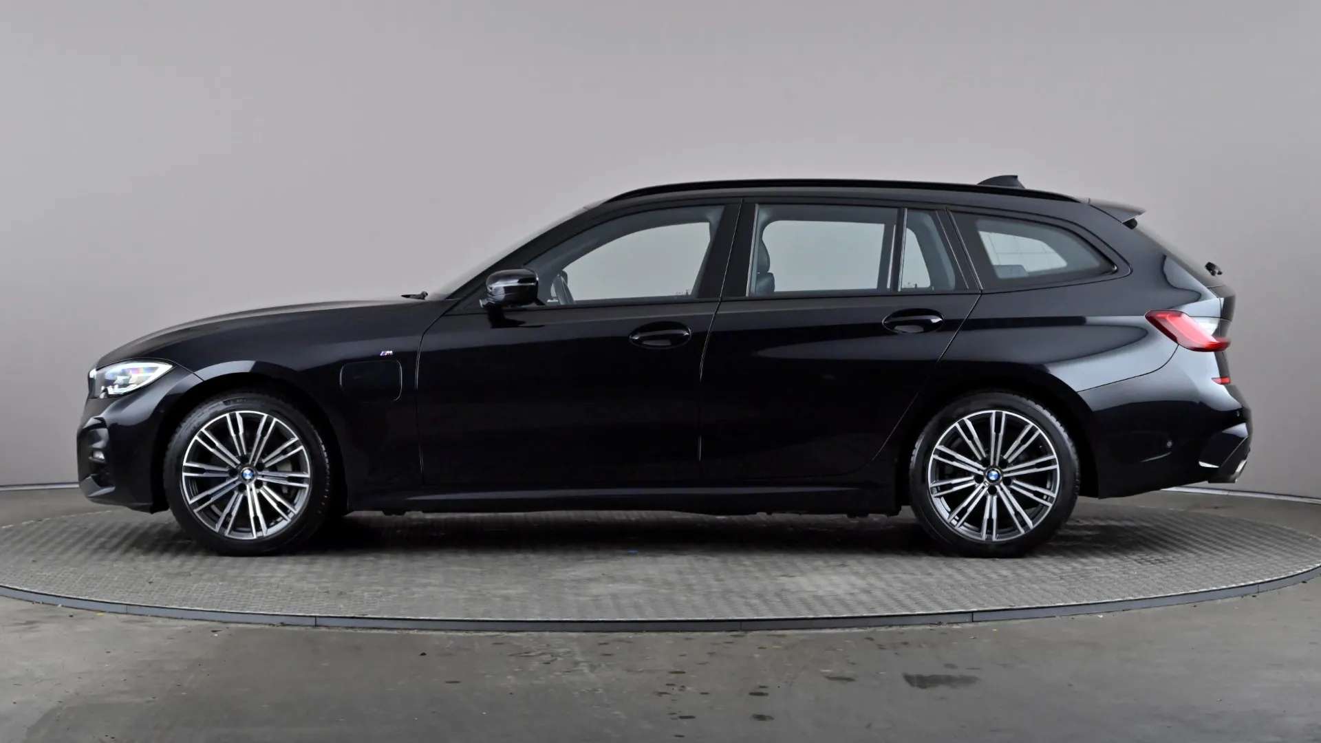 A 2021 BMW 3 SERIES TOURING 330e M Sport Step Auto A 2021 BMW 3 SERIES TOURING 330e M Sport Step Auto