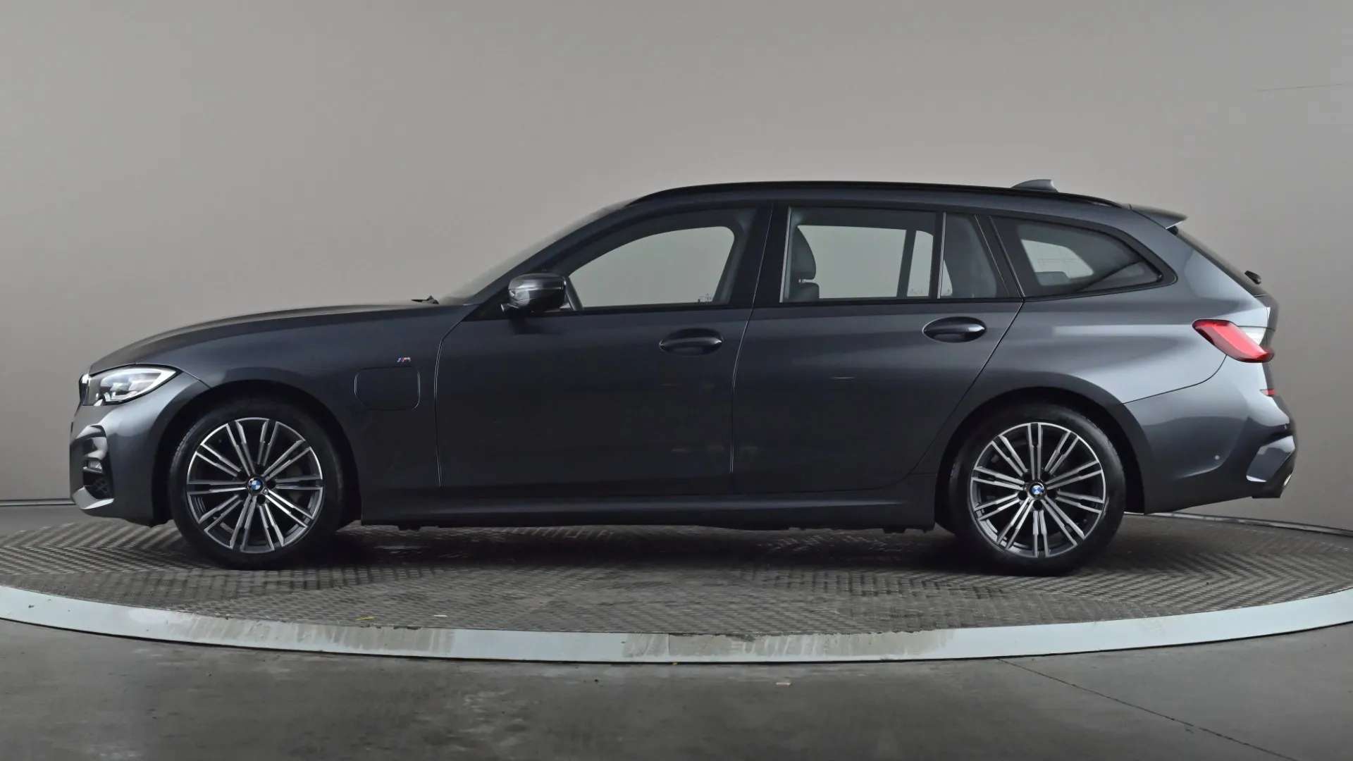 A 2021 BMW 3 SERIES TOURING 330e M Sport Step Auto A 2021 BMW 3 SERIES TOURING 330e M Sport Step Auto