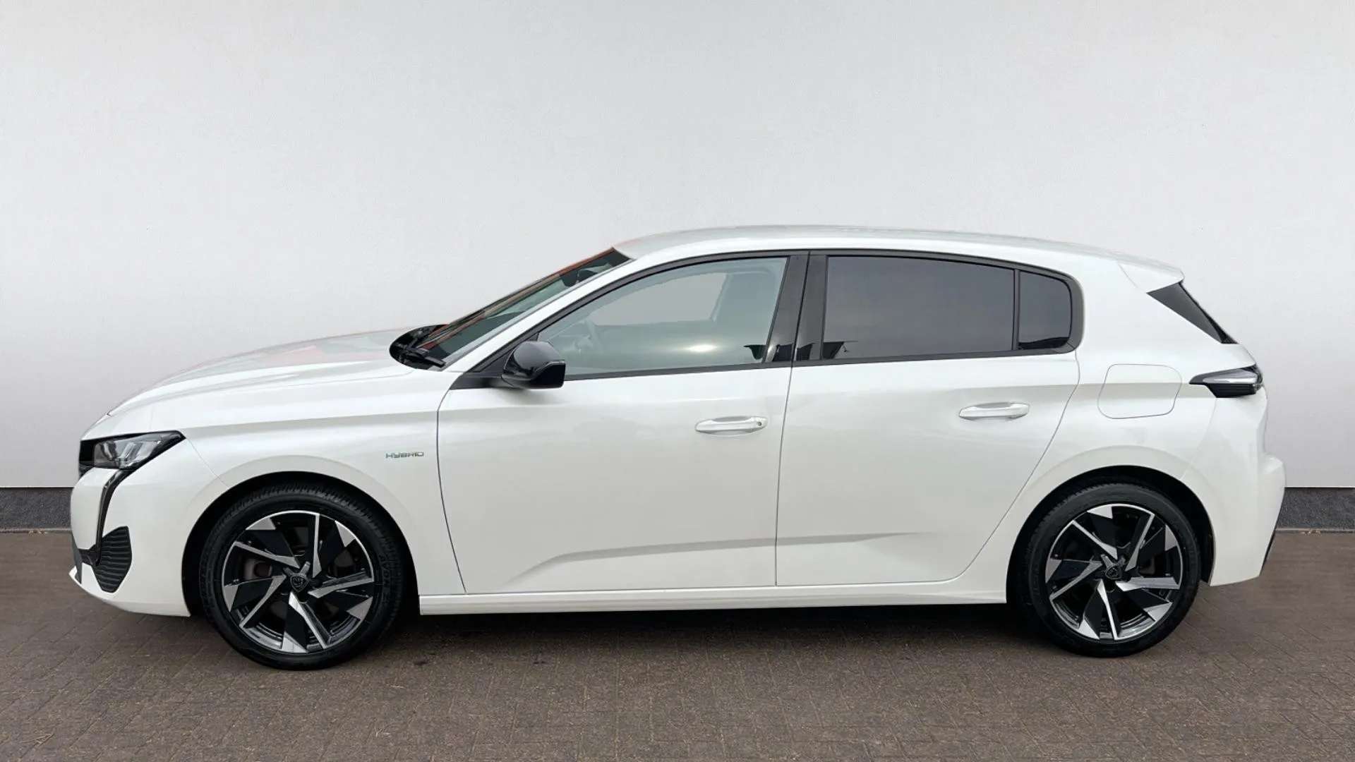A 2022 PEUGEOT 308 1.6 Plug-in Hybrid Allure Premium e-EAT8 A 2022 PEUGEOT 308 1.6 Plug-in Hybrid Allure Premium e-EAT8