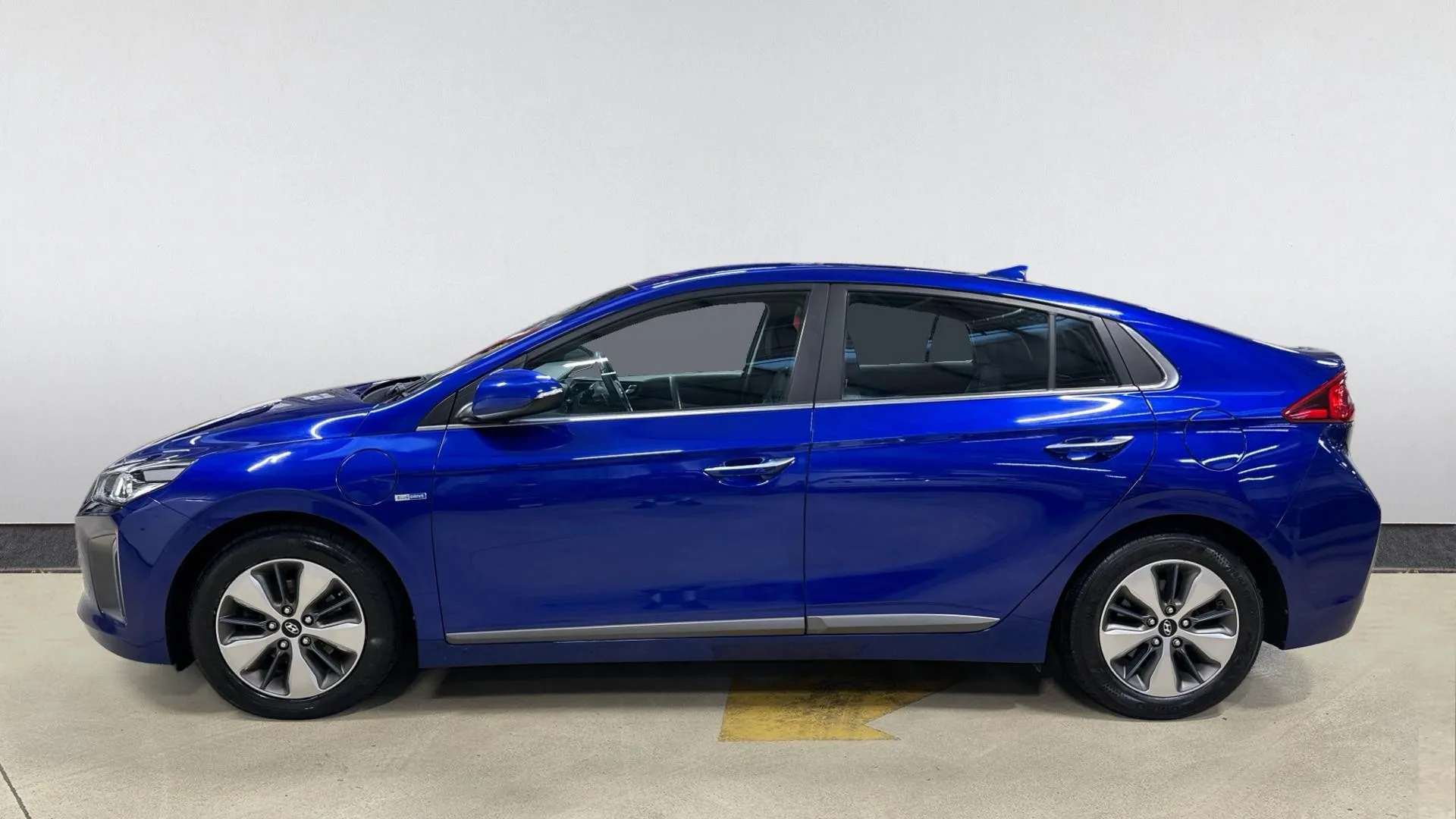 A 2019 HYUNDAI IONIQ 1.6 GDi Plug-in Hybrid Premium SE DCT A 2019 HYUNDAI IONIQ 1.6 GDi Plug-in Hybrid Premium SE DCT