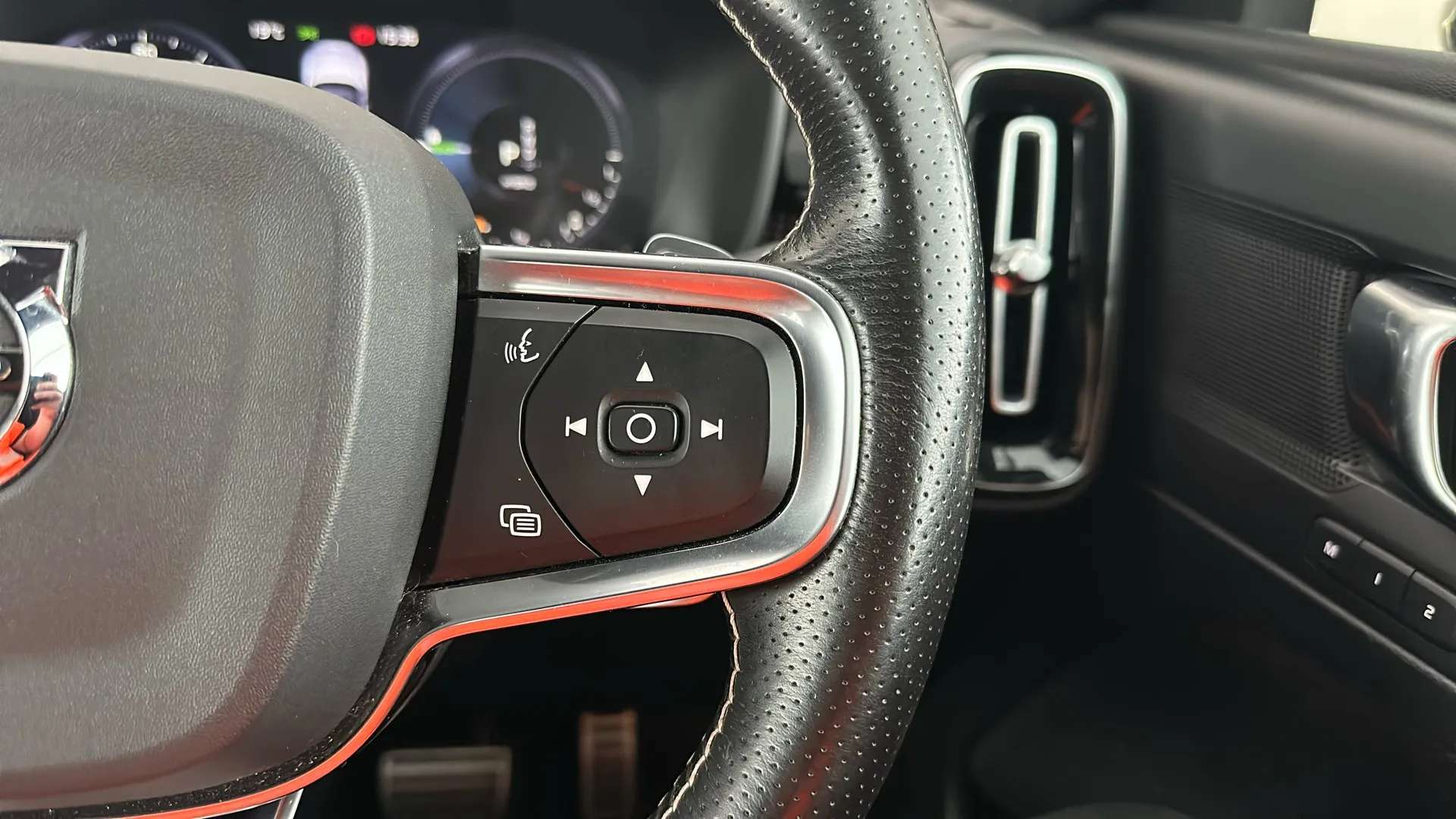 2020 VOLVO XC40 2020 VOLVO XC40