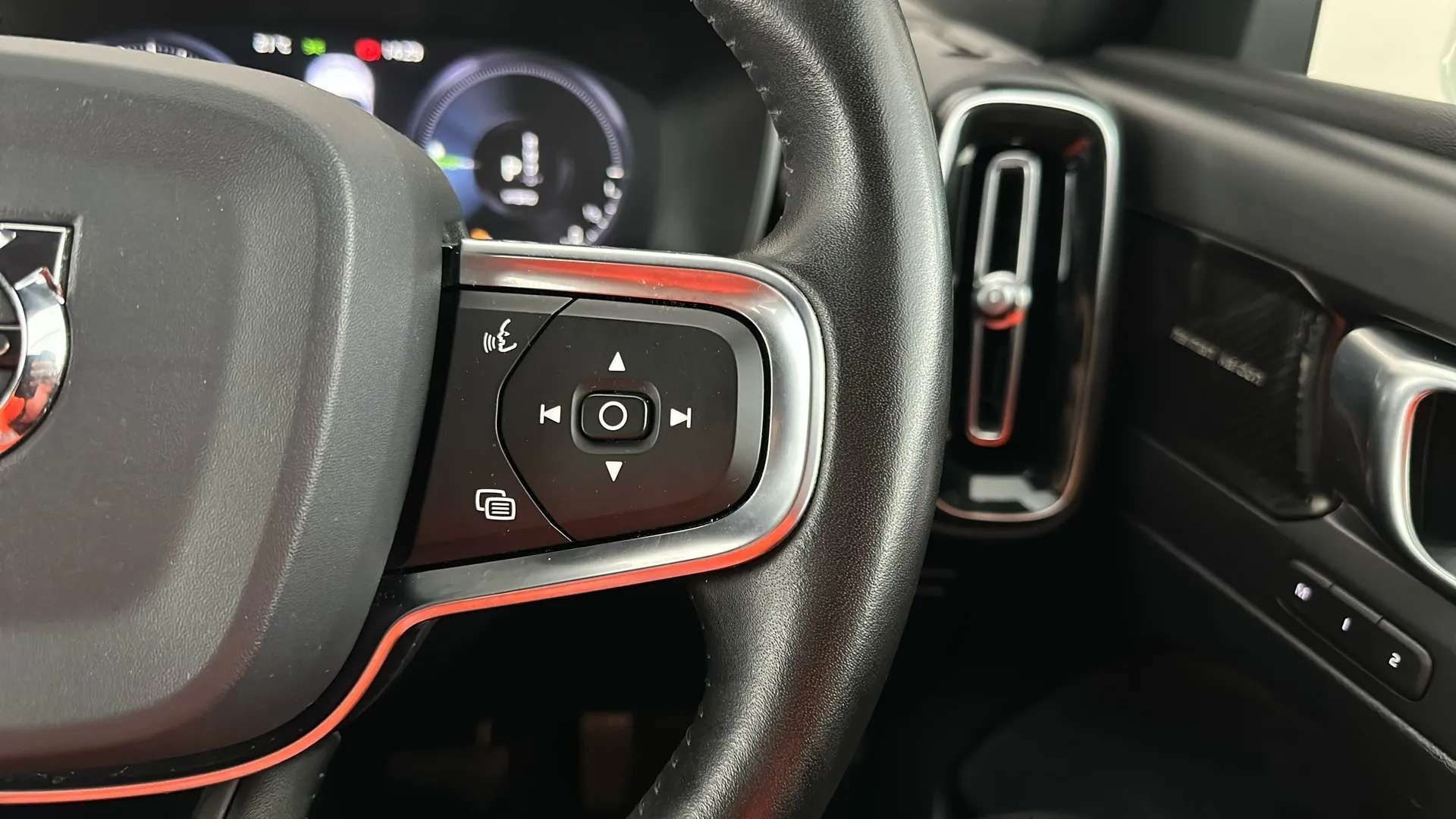 2020 VOLVO XC40 2020 VOLVO XC40