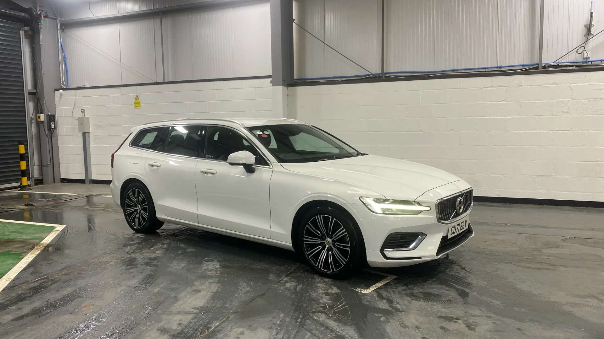 A 2021 VOLVO V60 2.0 T6 Recharge PHEV Inscription AWD Auto A 2021 VOLVO V60 2.0 T6 Recharge PHEV Inscription AWD Auto