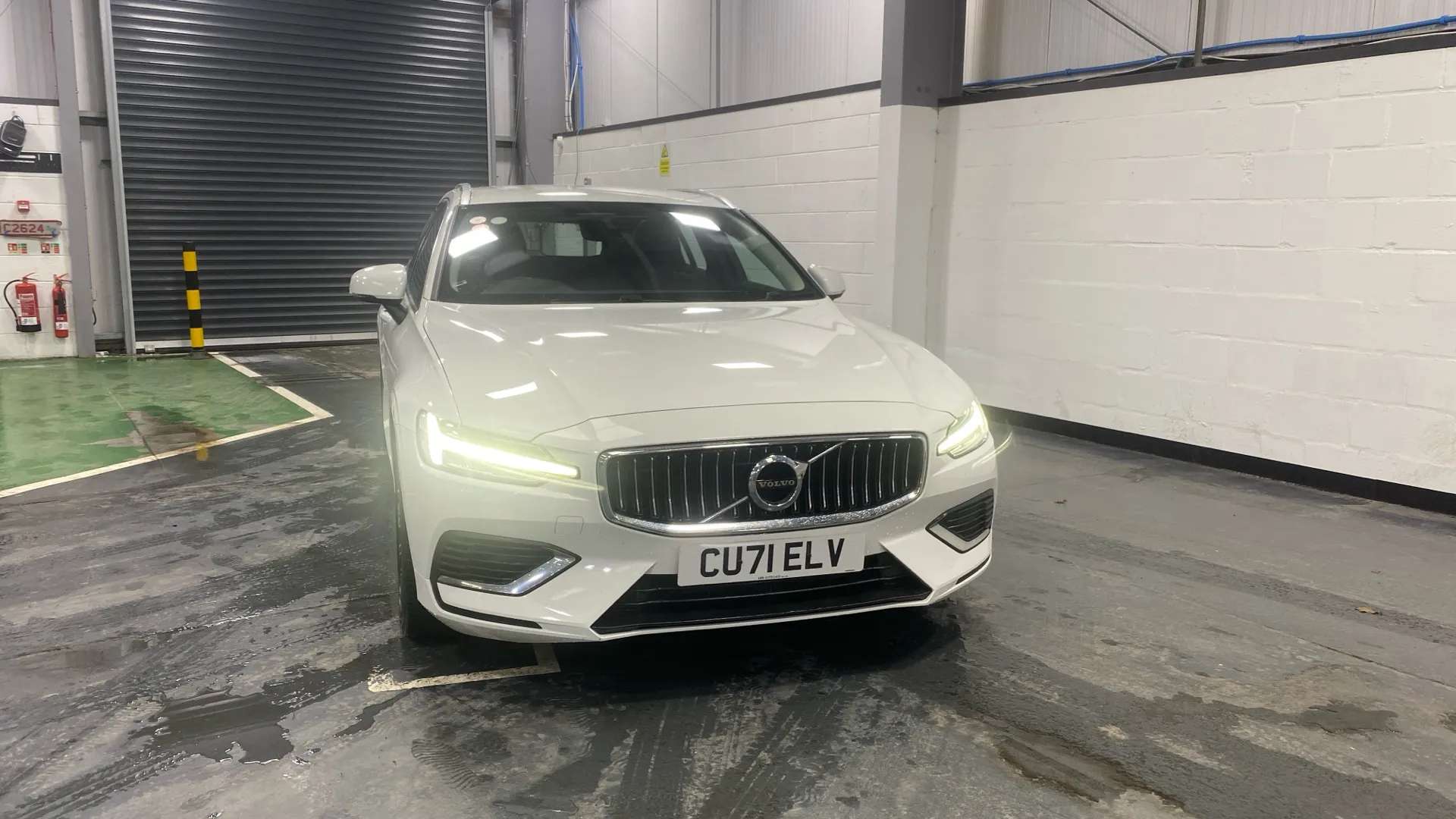 A 2021 VOLVO V60 2.0 T6 Recharge PHEV Inscription AWD Auto A 2021 VOLVO V60 2.0 T6 Recharge PHEV Inscription AWD Auto