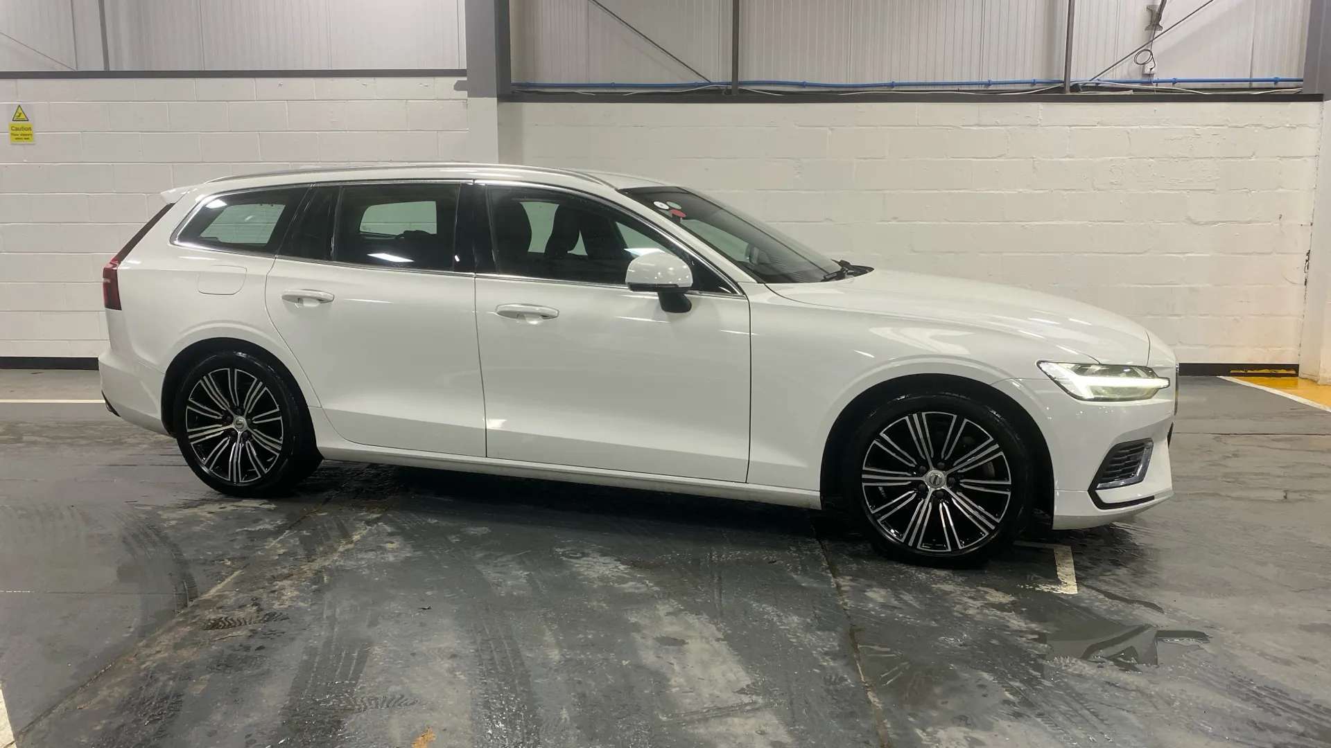 A 2021 VOLVO V60 2.0 T6 Recharge PHEV Inscription AWD Auto A 2021 VOLVO V60 2.0 T6 Recharge PHEV Inscription AWD Auto