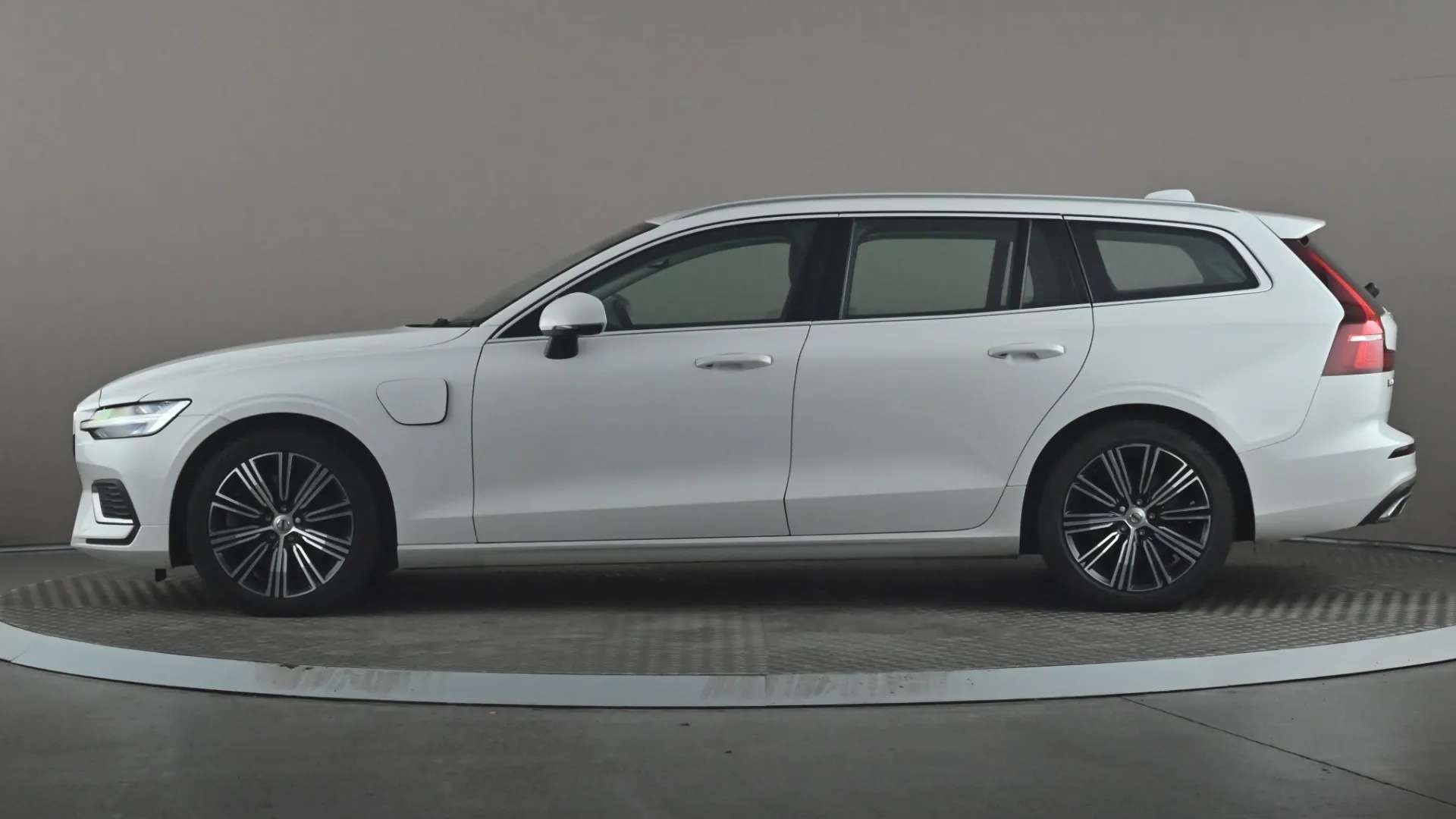 A 2021 VOLVO V60 2.0 T6 Recharge PHEV Inscription AWD Auto A 2021 VOLVO V60 2.0 T6 Recharge PHEV Inscription AWD Auto