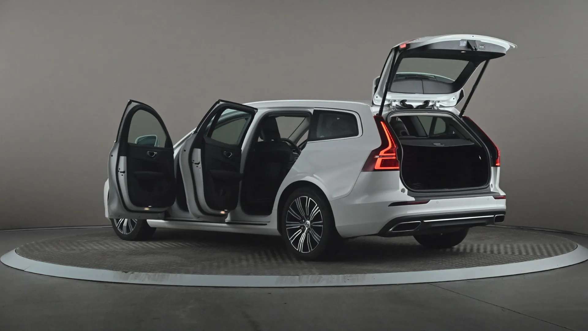 2021 VOLVO V60 2021 VOLVO V60