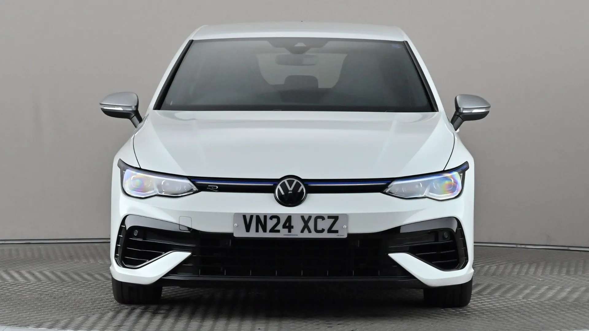 A 2024 VOLKSWAGEN GOLF 2.0 TSI 320 R 4Motion DSG A 2024 VOLKSWAGEN GOLF 2.0 TSI 320 R 4Motion DSG