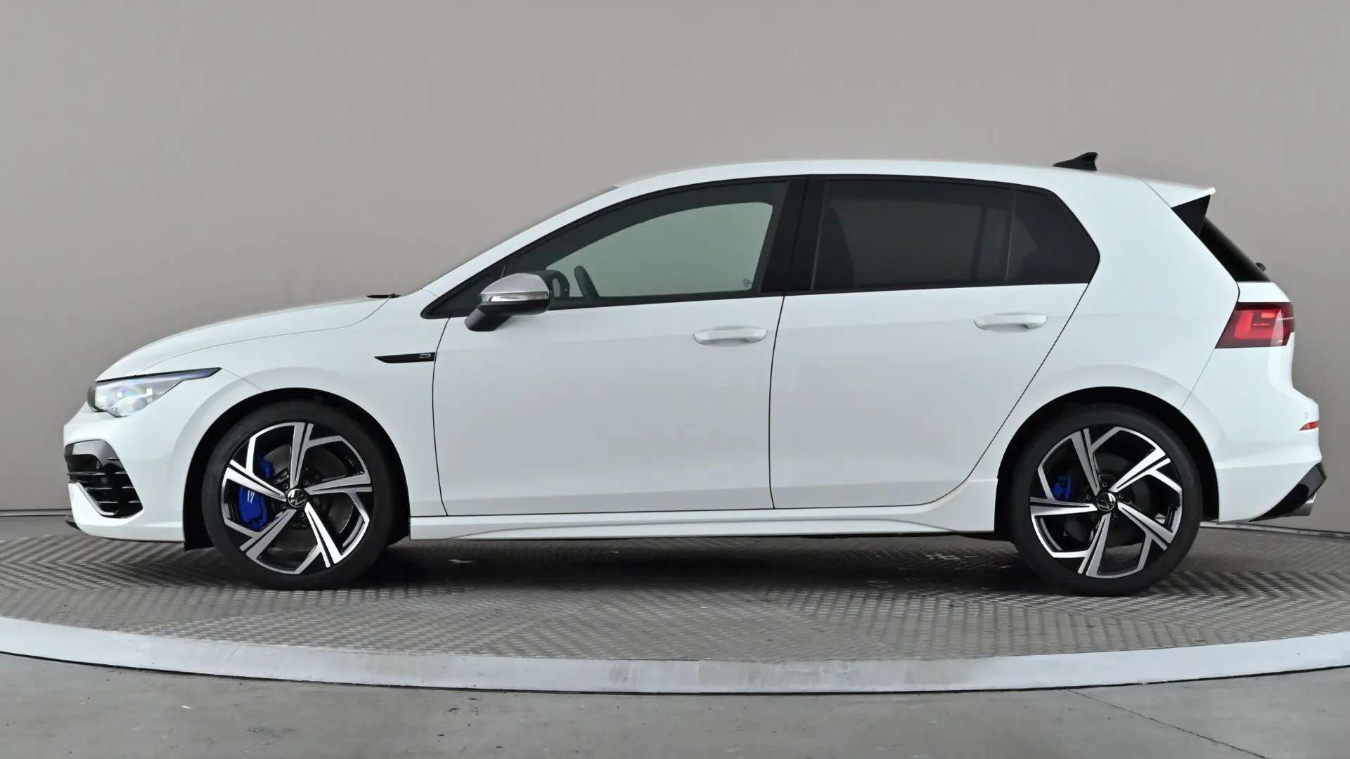 A 2024 VOLKSWAGEN GOLF 2.0 TSI 320 R 4Motion DSG A 2024 VOLKSWAGEN GOLF 2.0 TSI 320 R 4Motion DSG