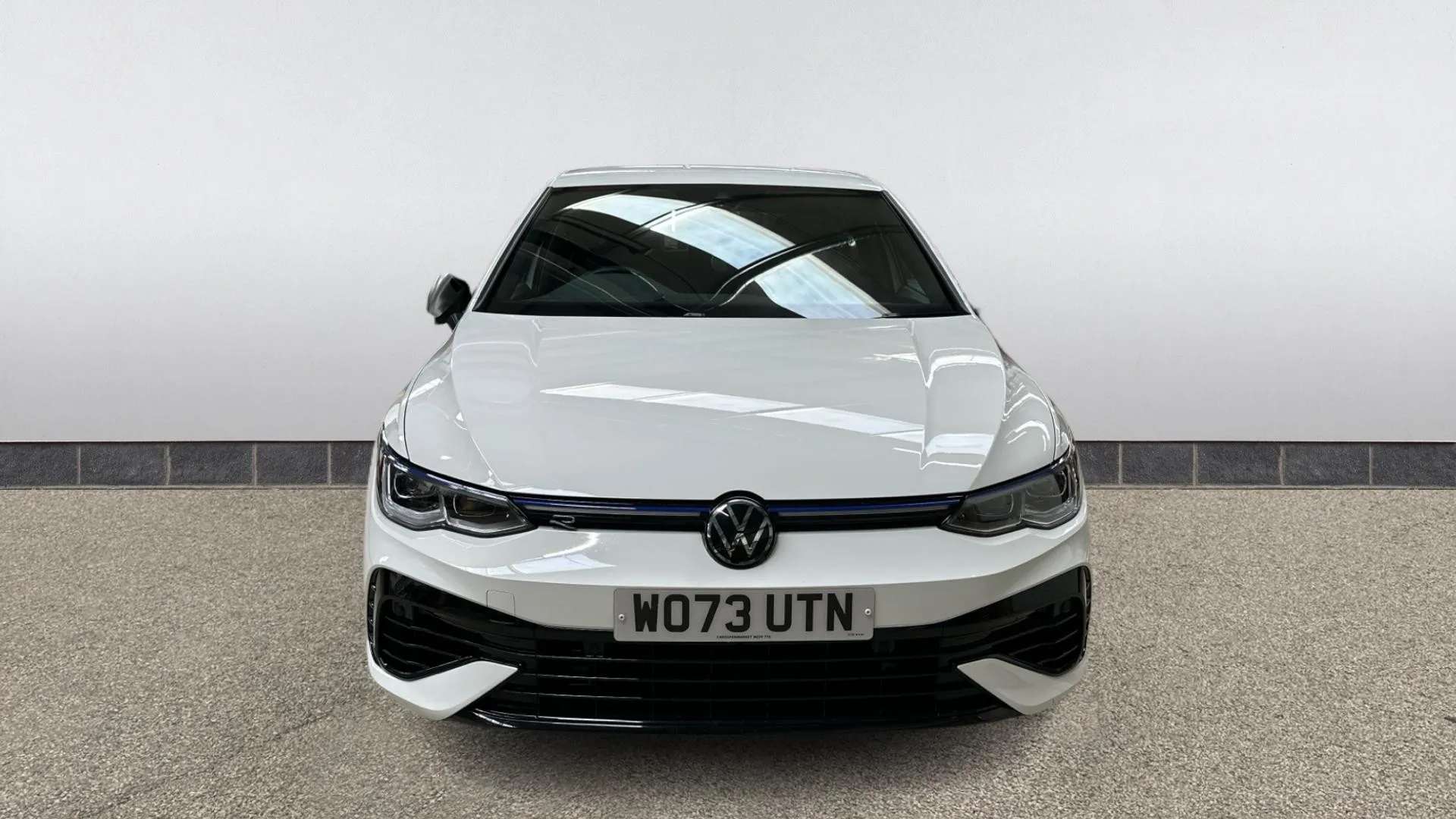 A 2024 VOLKSWAGEN GOLF 2.0 TSI 320 R 4Motion DSG A 2024 VOLKSWAGEN GOLF 2.0 TSI 320 R 4Motion DSG