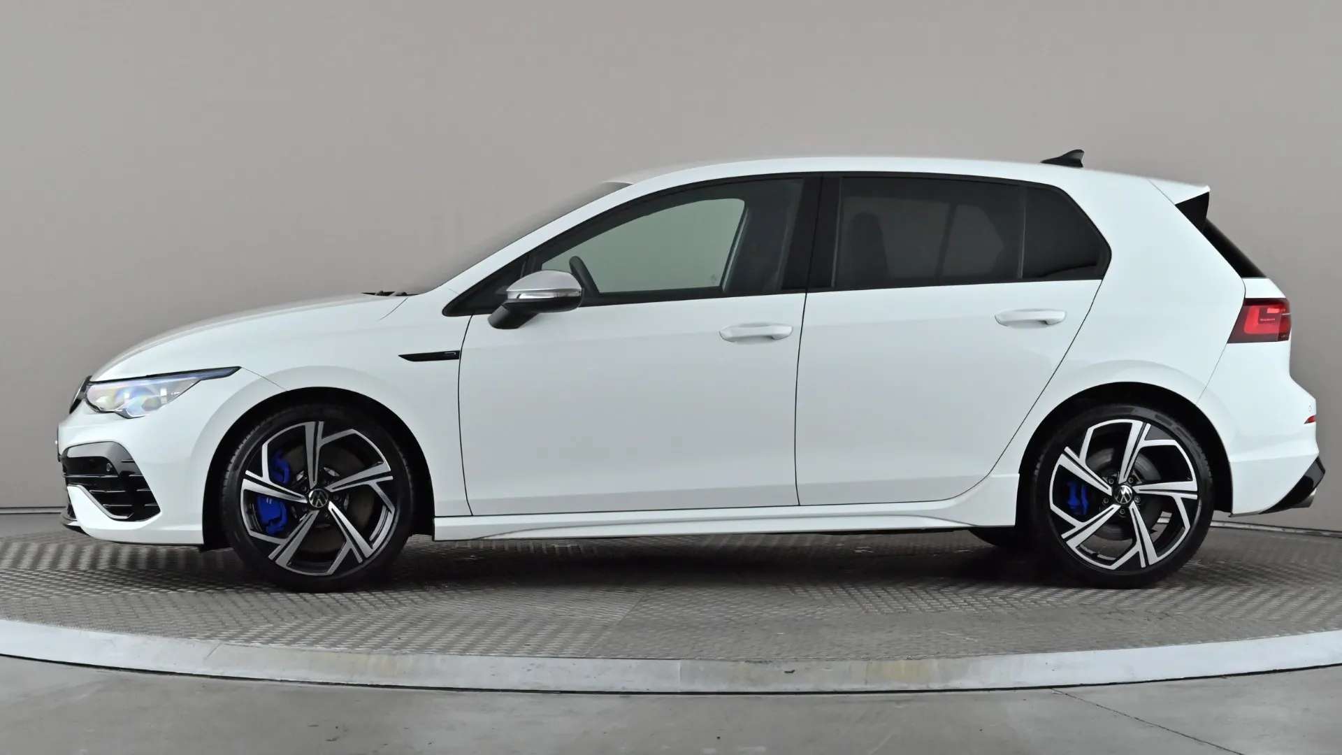 A 2024 VOLKSWAGEN GOLF 2.0 TSI 320 R 4Motion DSG A 2024 VOLKSWAGEN GOLF 2.0 TSI 320 R 4Motion DSG