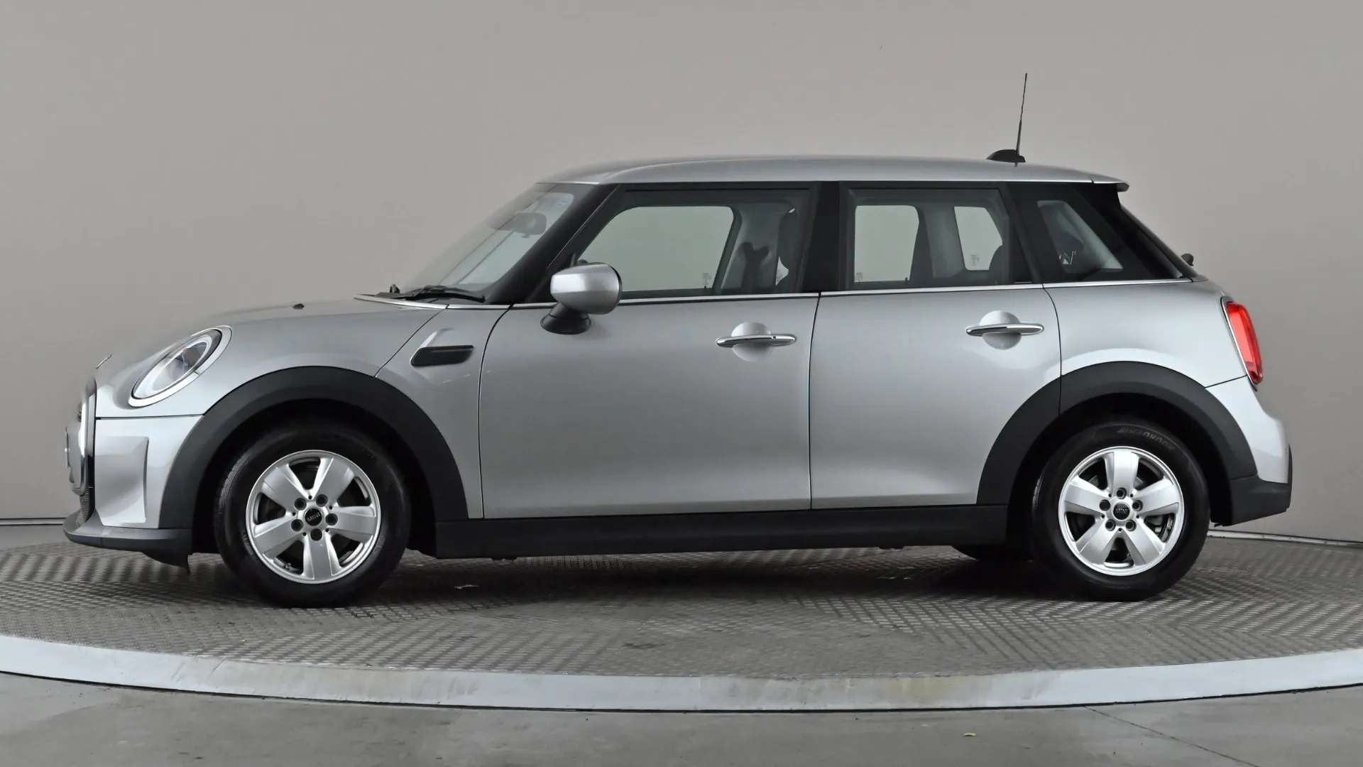 A 2022 MINI HATCH 1.5 Cooper Classic Auto A 2022 MINI HATCH 1.5 Cooper Classic Auto