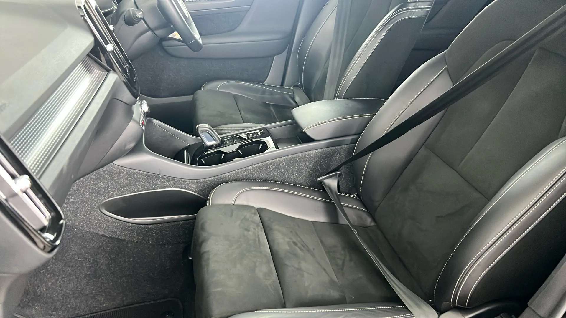 2021 VOLVO XC40 2021 VOLVO XC40