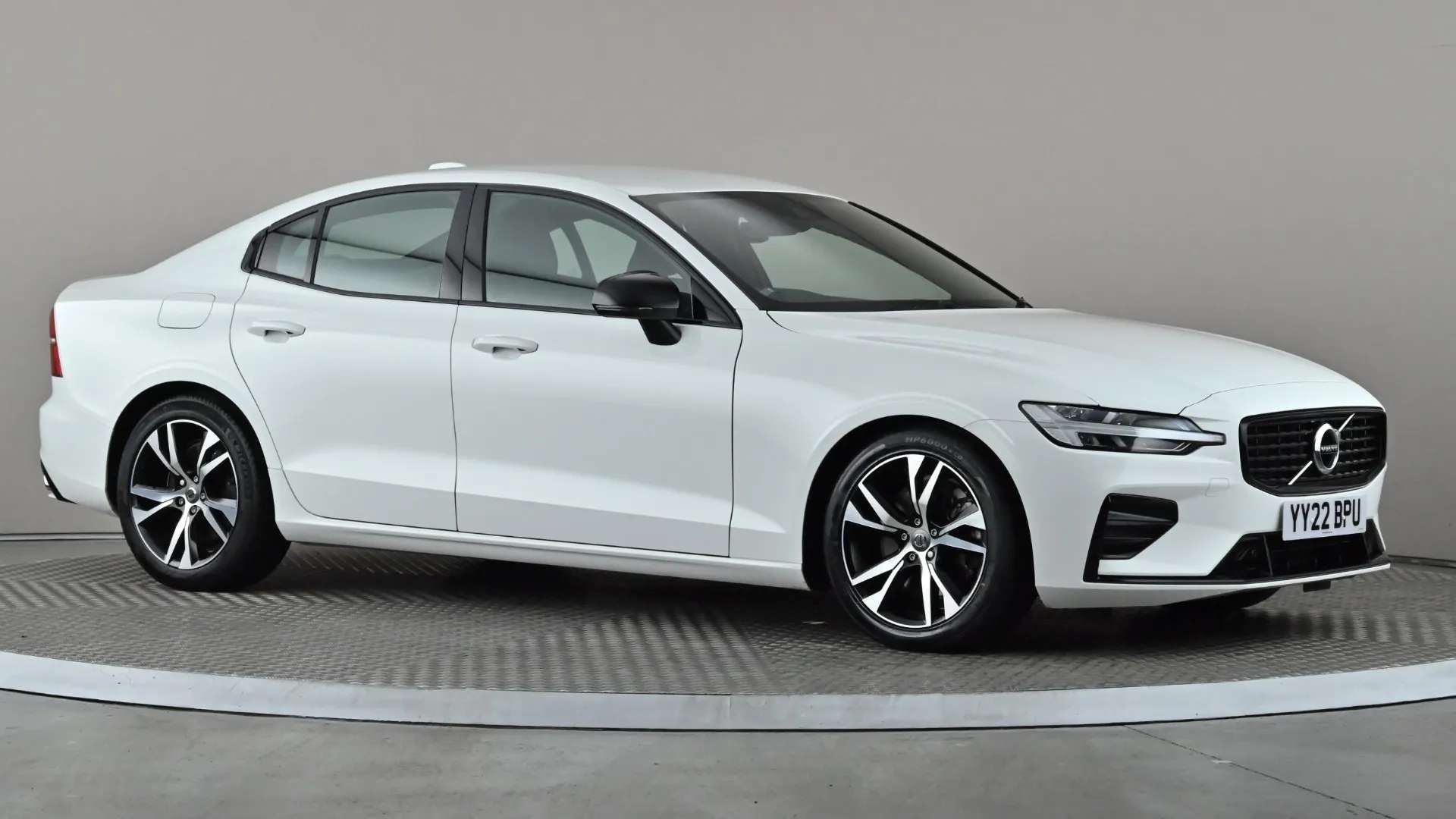 A 2022 VOLVO S60 2.0 B5P R DESIGN Auto A 2022 VOLVO S60 2.0 B5P R DESIGN Auto