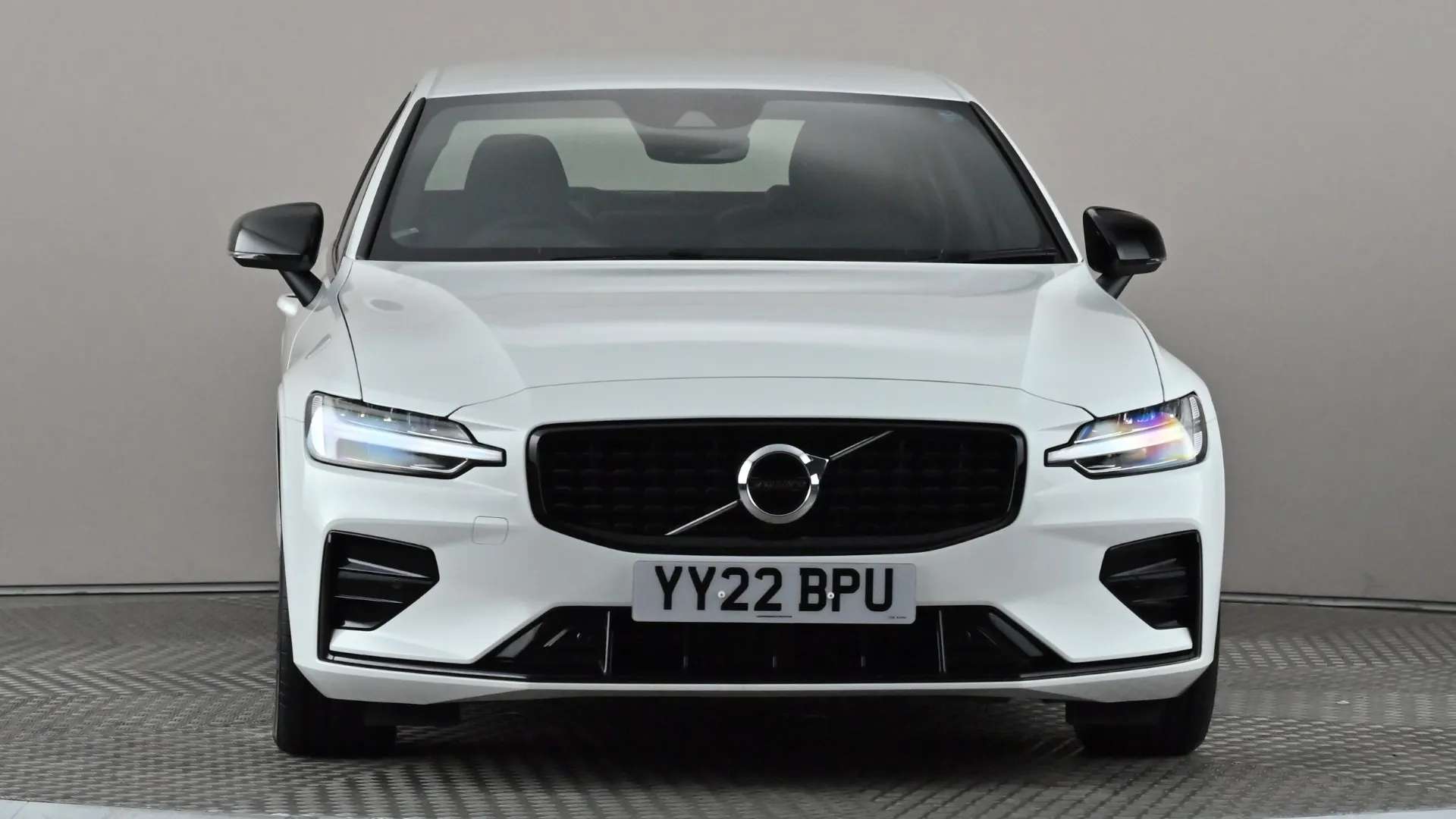 A 2022 VOLVO S60 2.0 B5P R DESIGN Auto A 2022 VOLVO S60 2.0 B5P R DESIGN Auto