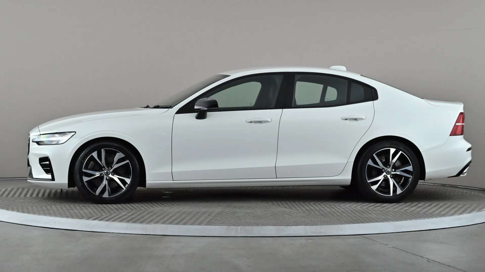 A 2022 VOLVO S60 2.0 B5P R DESIGN Auto A 2022 VOLVO S60 2.0 B5P R DESIGN Auto