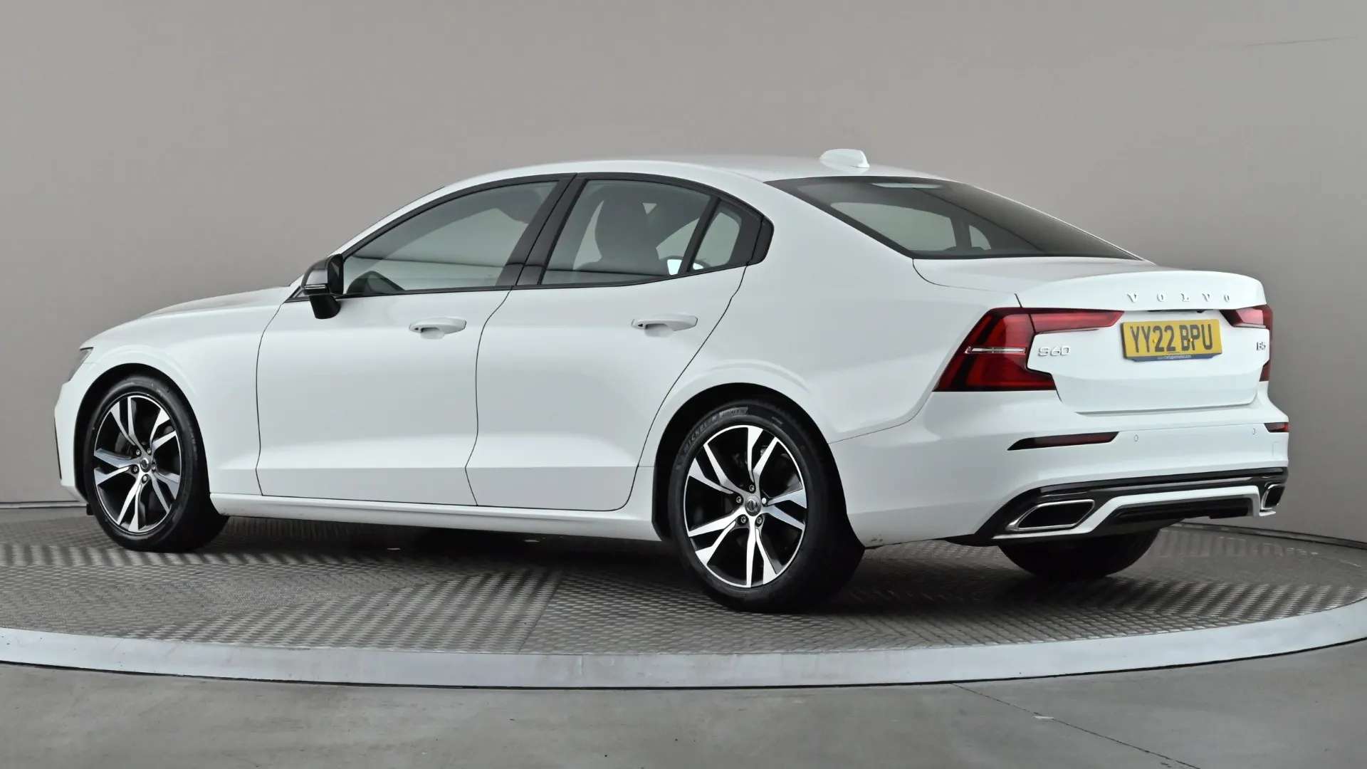 A 2022 VOLVO S60 2.0 B5P R DESIGN Auto A 2022 VOLVO S60 2.0 B5P R DESIGN Auto