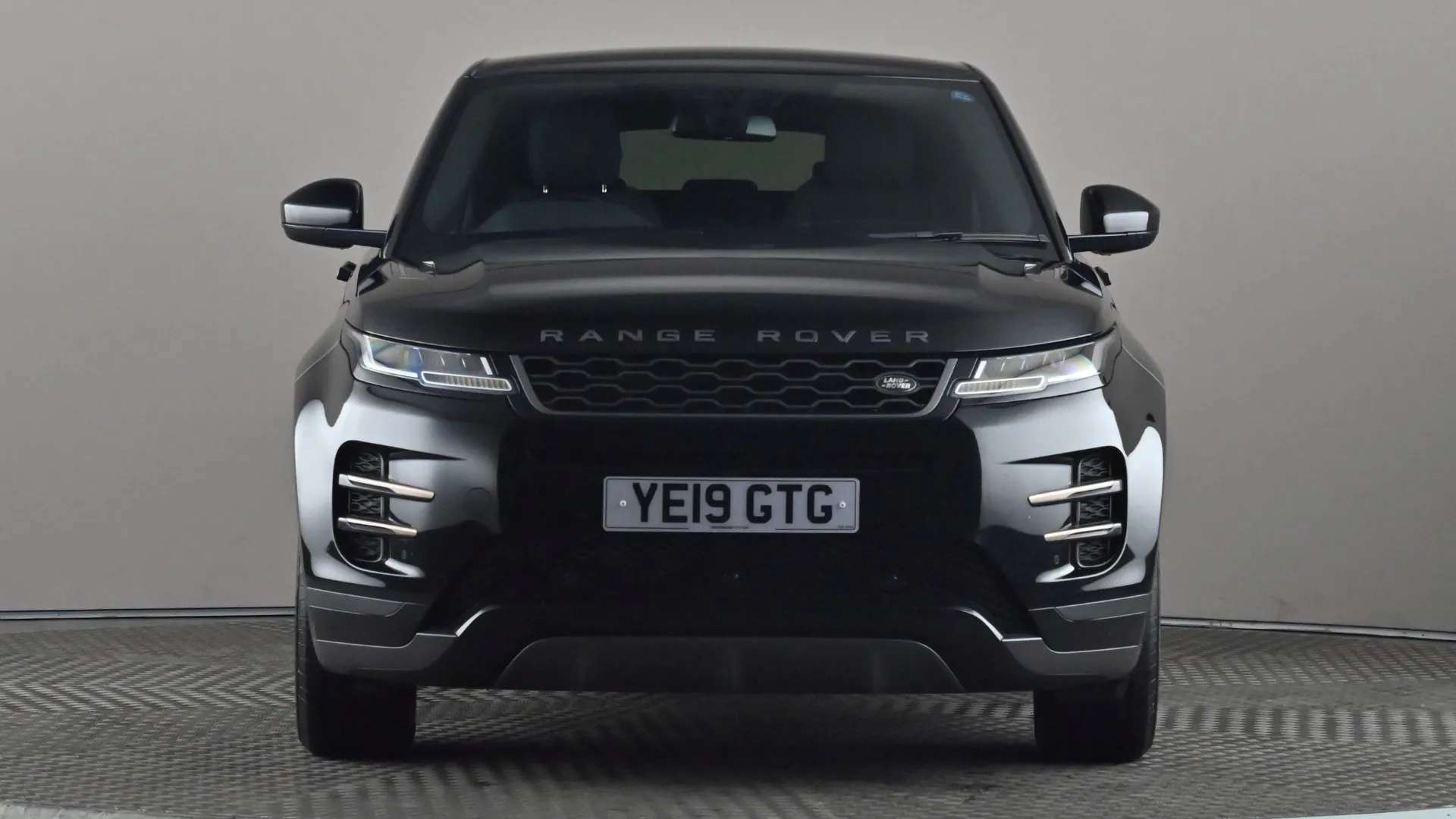 A 2019 LAND ROVER RANGE ROVER EVOQUE 2.0 D150 R-Dynamic 2WD A 2019 LAND ROVER RANGE ROVER EVOQUE 2.0 D150 R-Dynamic 2WD