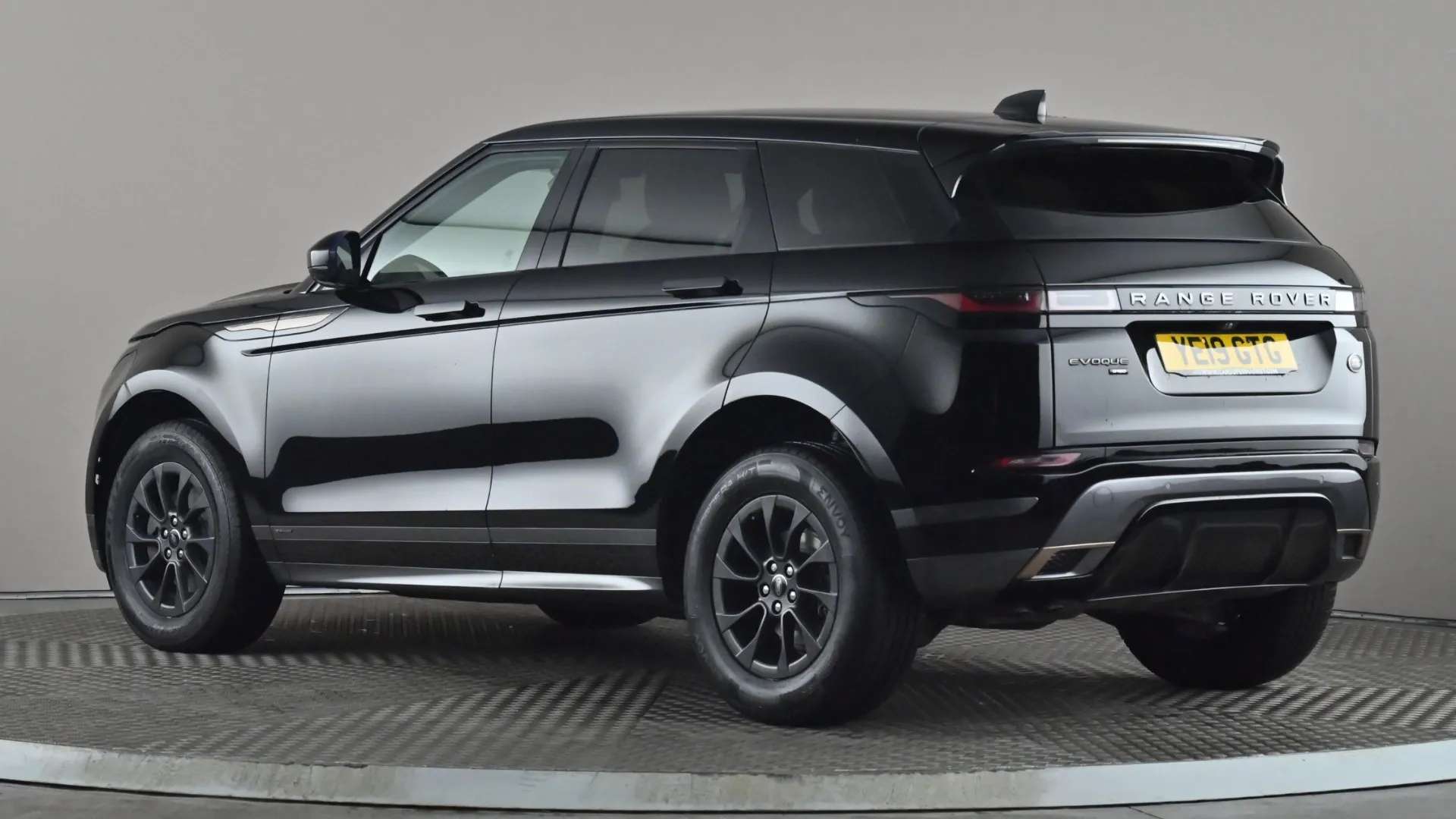 A 2019 LAND ROVER RANGE ROVER EVOQUE 2.0 D150 R-Dynamic 2WD A 2019 LAND ROVER RANGE ROVER EVOQUE 2.0 D150 R-Dynamic 2WD
