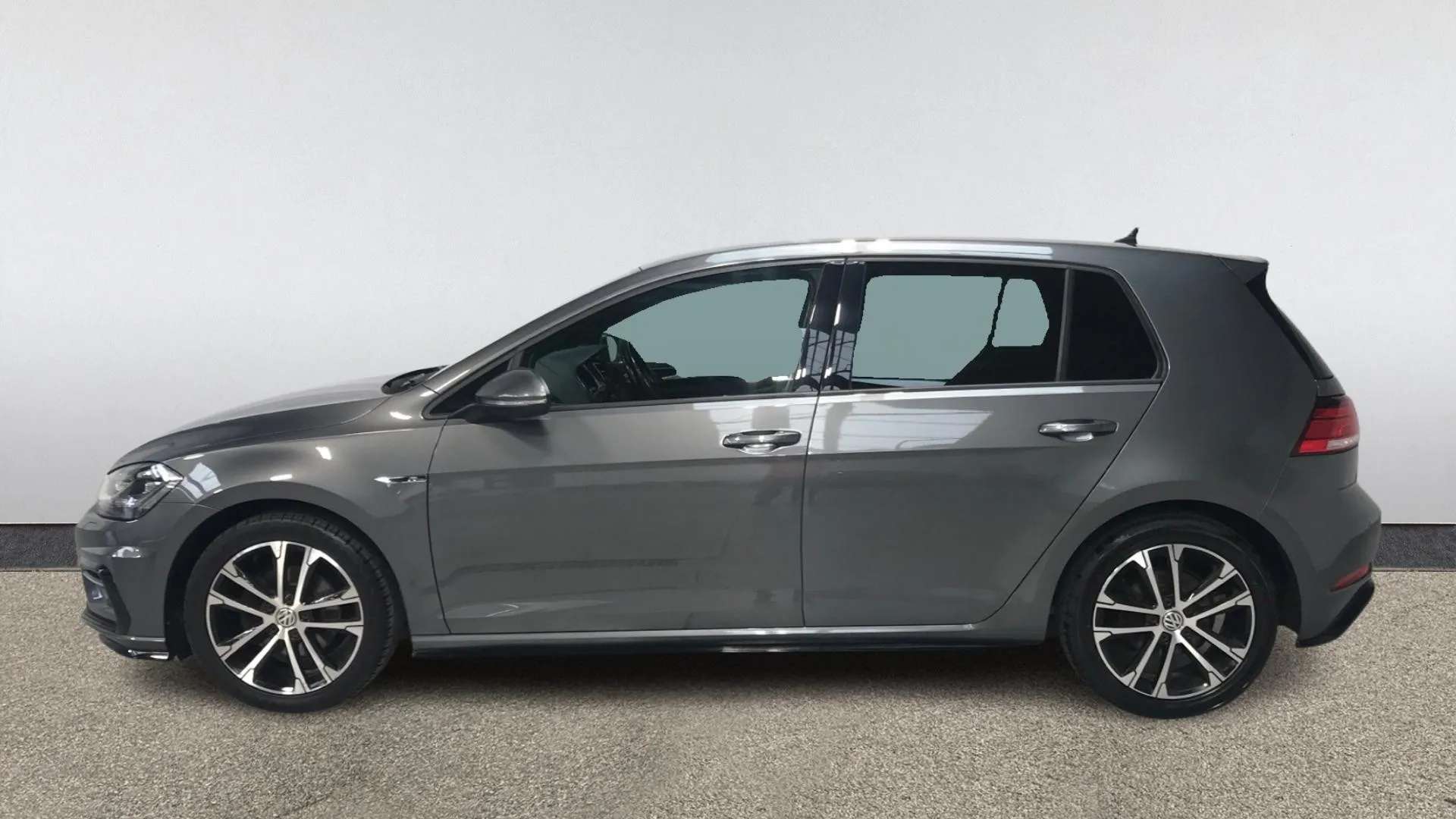 A 2020 VOLKSWAGEN GOLF 1.5 TSI EVO 150 R-Line Edition A 2020 VOLKSWAGEN GOLF 1.5 TSI EVO 150 R-Line Edition