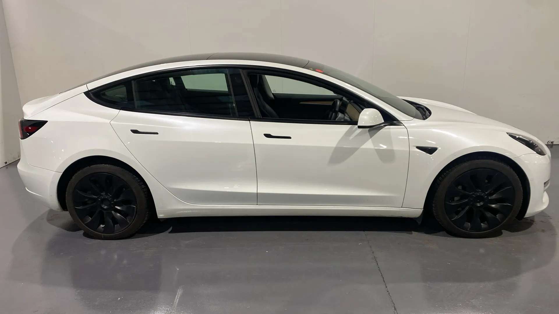 A 2021 TESLA MODEL 3 Long Range AWD Auto A 2021 TESLA MODEL 3 Long Range AWD Auto