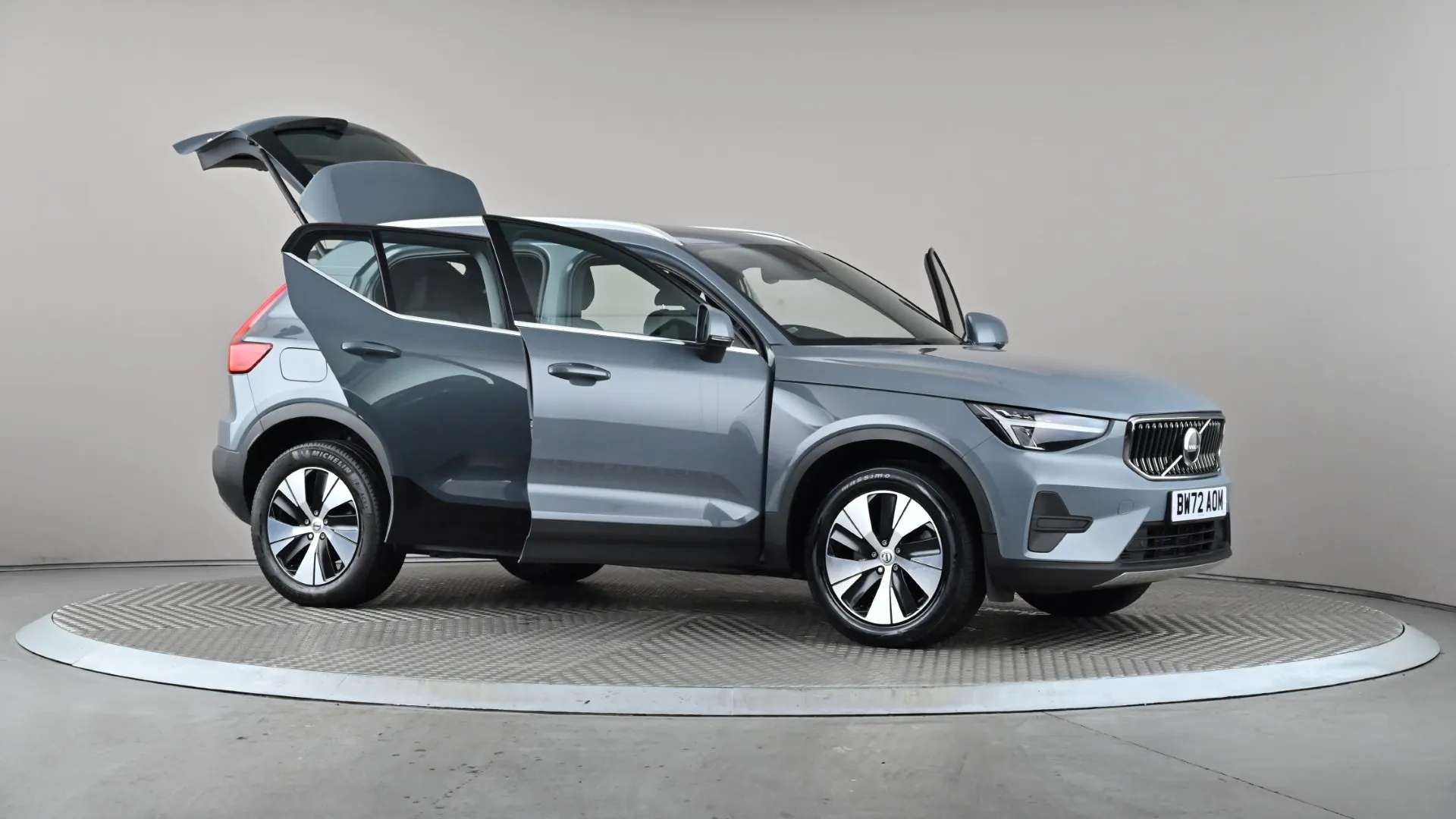2023 VOLVO XC40 2023 VOLVO XC40