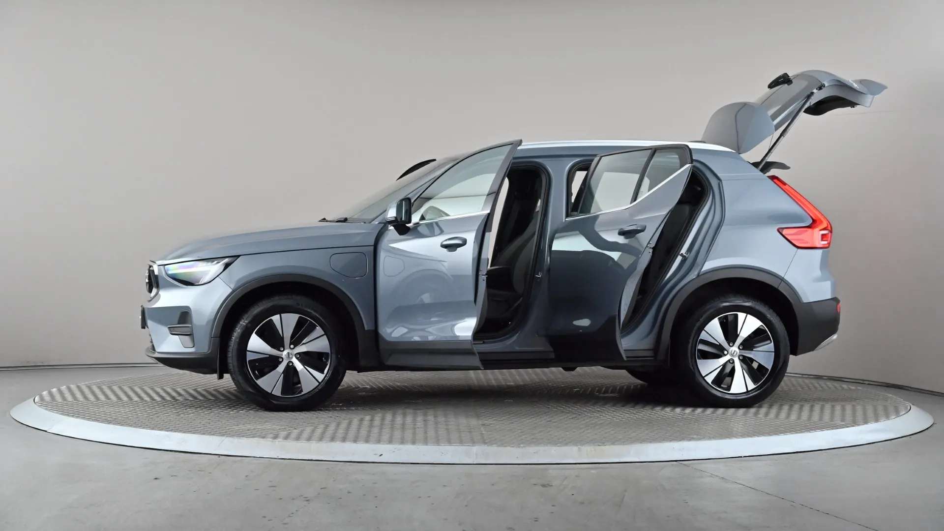 2023 VOLVO XC40 2023 VOLVO XC40