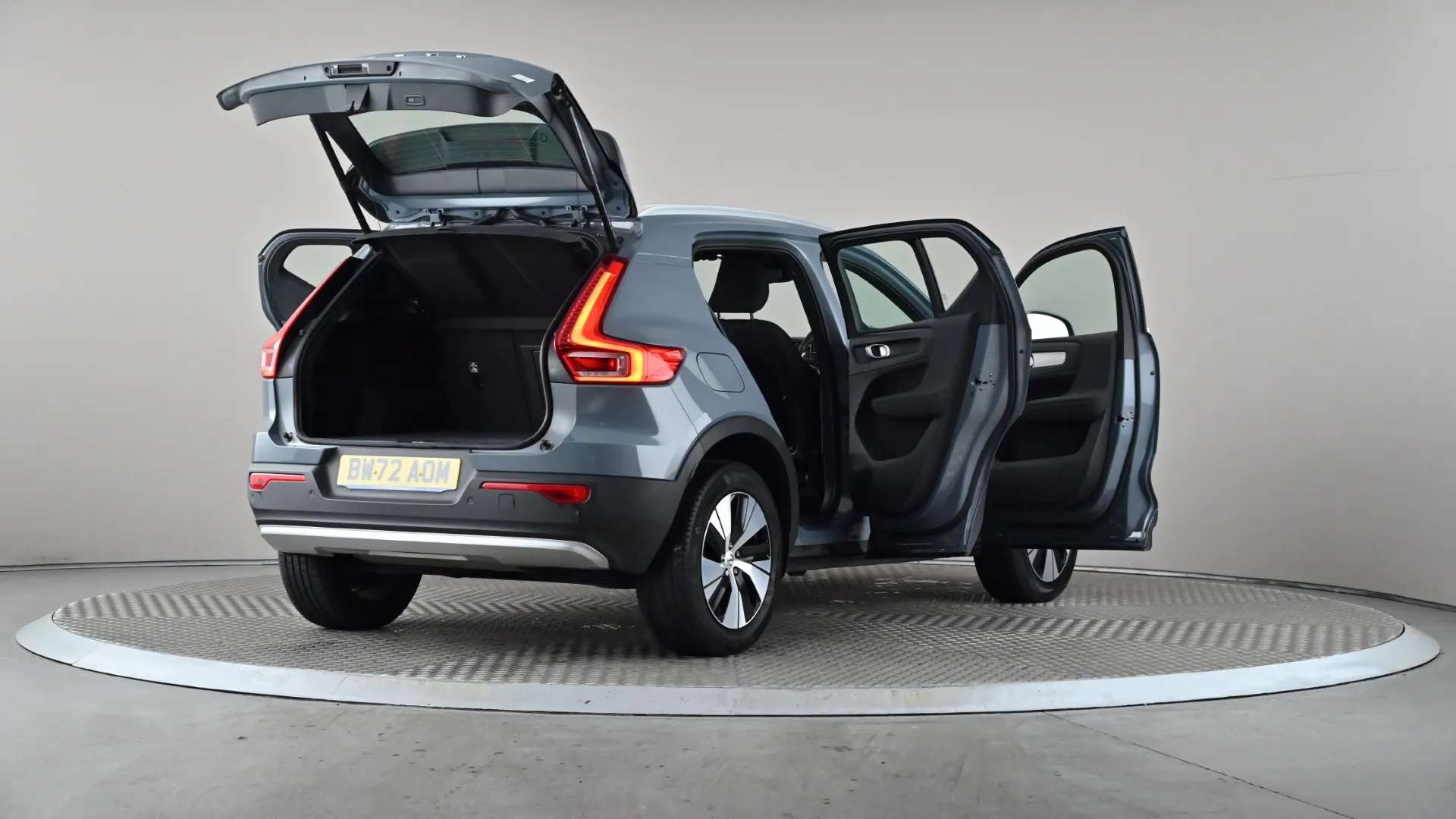 2023 VOLVO XC40 2023 VOLVO XC40