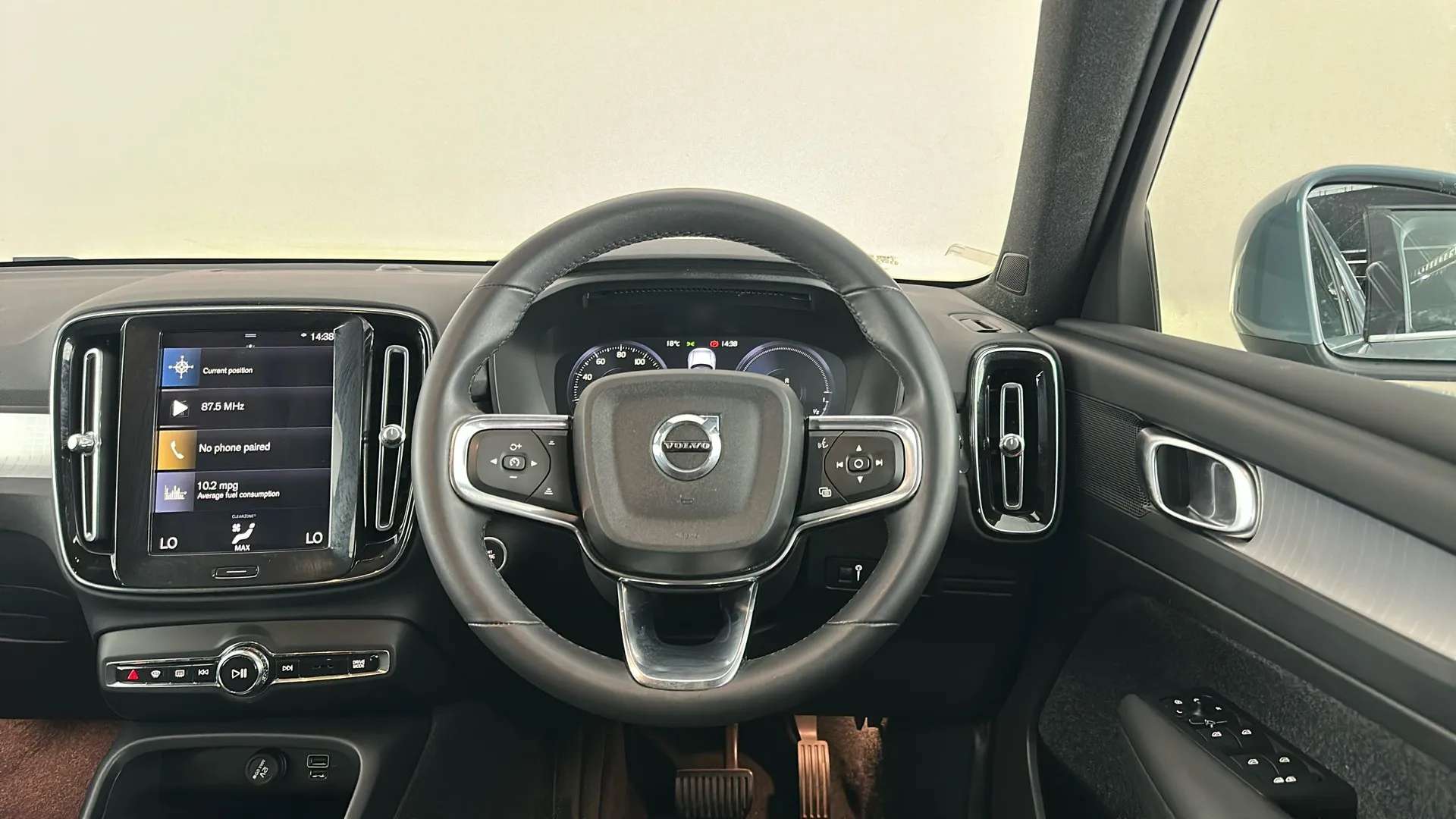 2023 VOLVO XC40 2023 VOLVO XC40