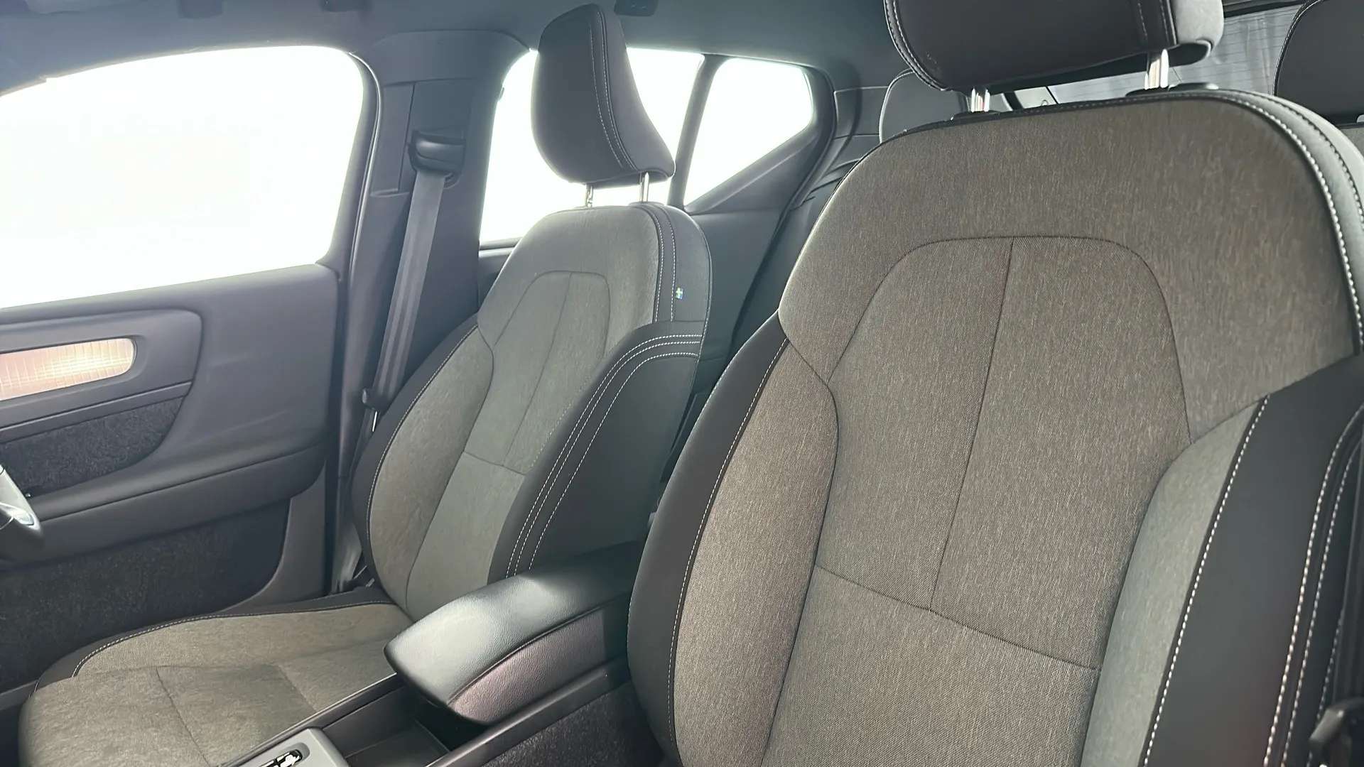 2023 VOLVO XC40 2023 VOLVO XC40
