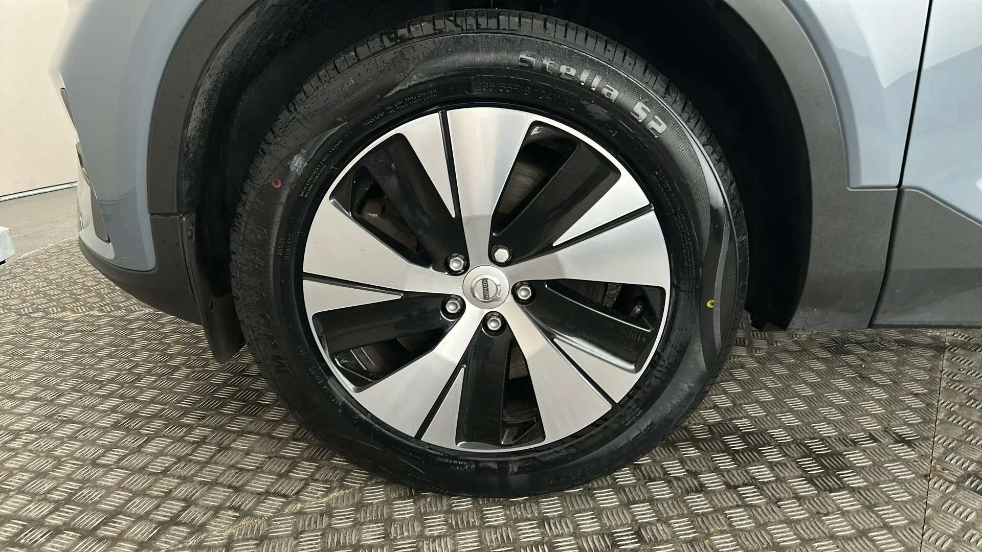 2023 VOLVO XC40 2023 VOLVO XC40