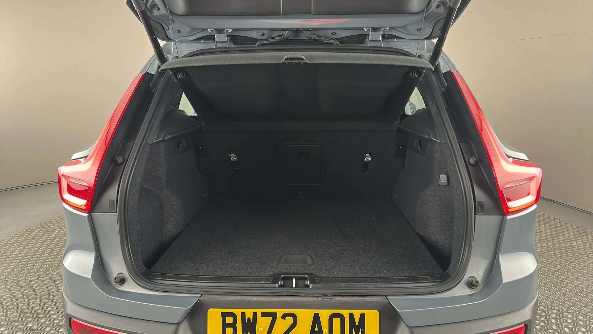2023 VOLVO XC40 2023 VOLVO XC40